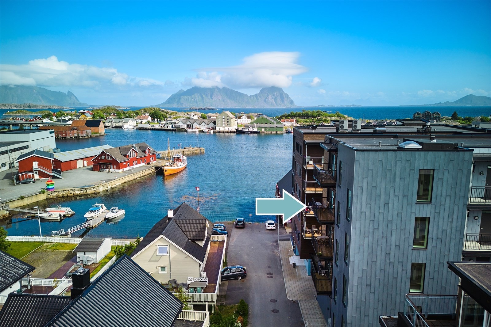 Velkommen til nyere endeleilighet i Parken. Pen utsikt mot havn, hav og fjell fra Svolvær sentrum Galleribilde