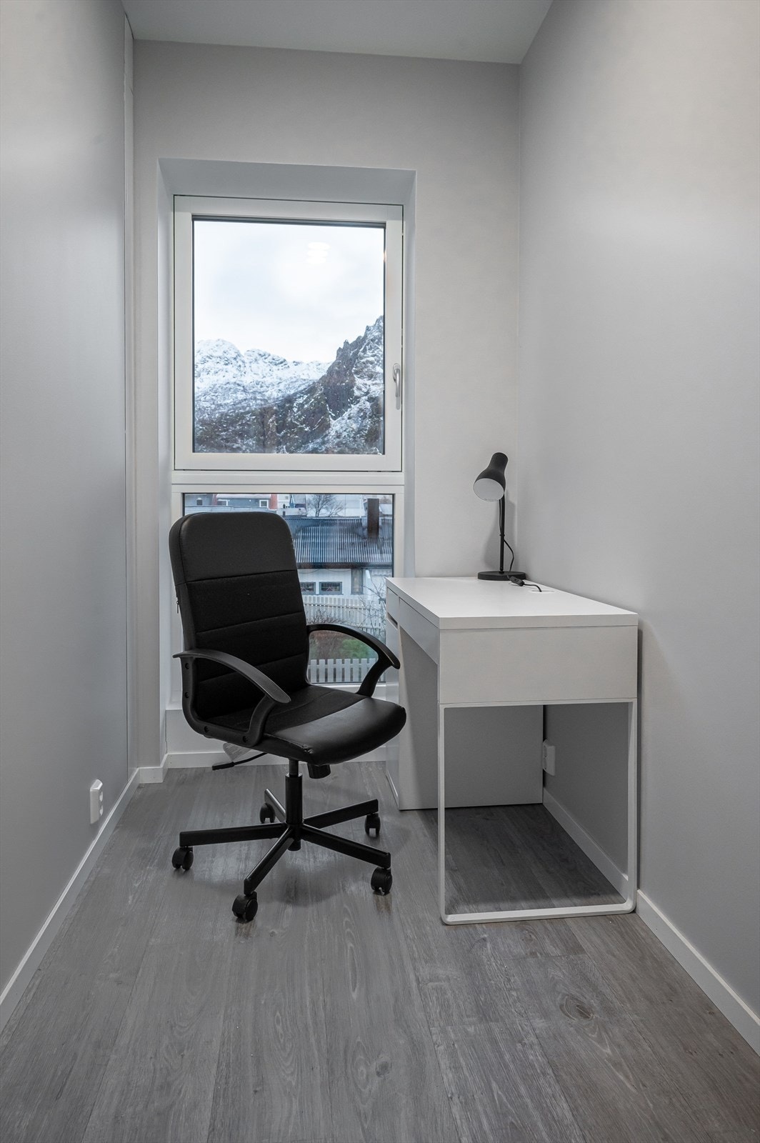Kontor med vindu treroms leilighet.jpg Galleribilde