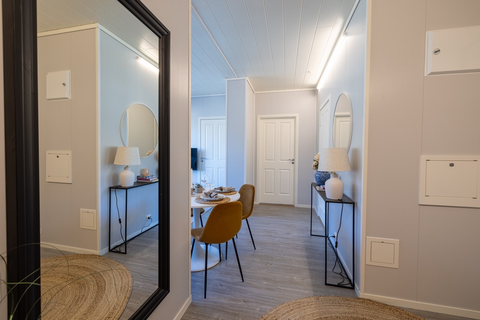 Leiligheten har også en romslig gang med fin garderobe og speil på veggen. Galleribilde