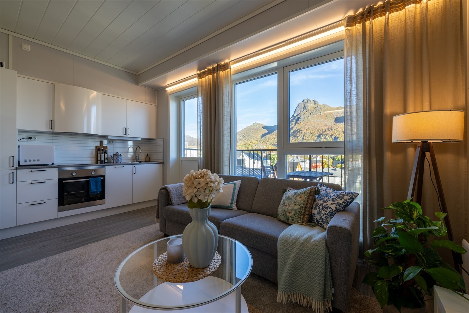 Tenk så fint å ha utsikt fra både kjøkkenbenken og stuen mot den karakteristiske og kjente fjellrekken med Djevelporten og Svolværgeita. Galleribilde