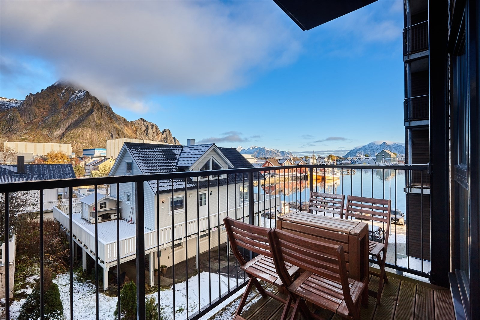 Balkong med sjøutsikt og mot fjellrekka med Svolværgeita Galleribilde