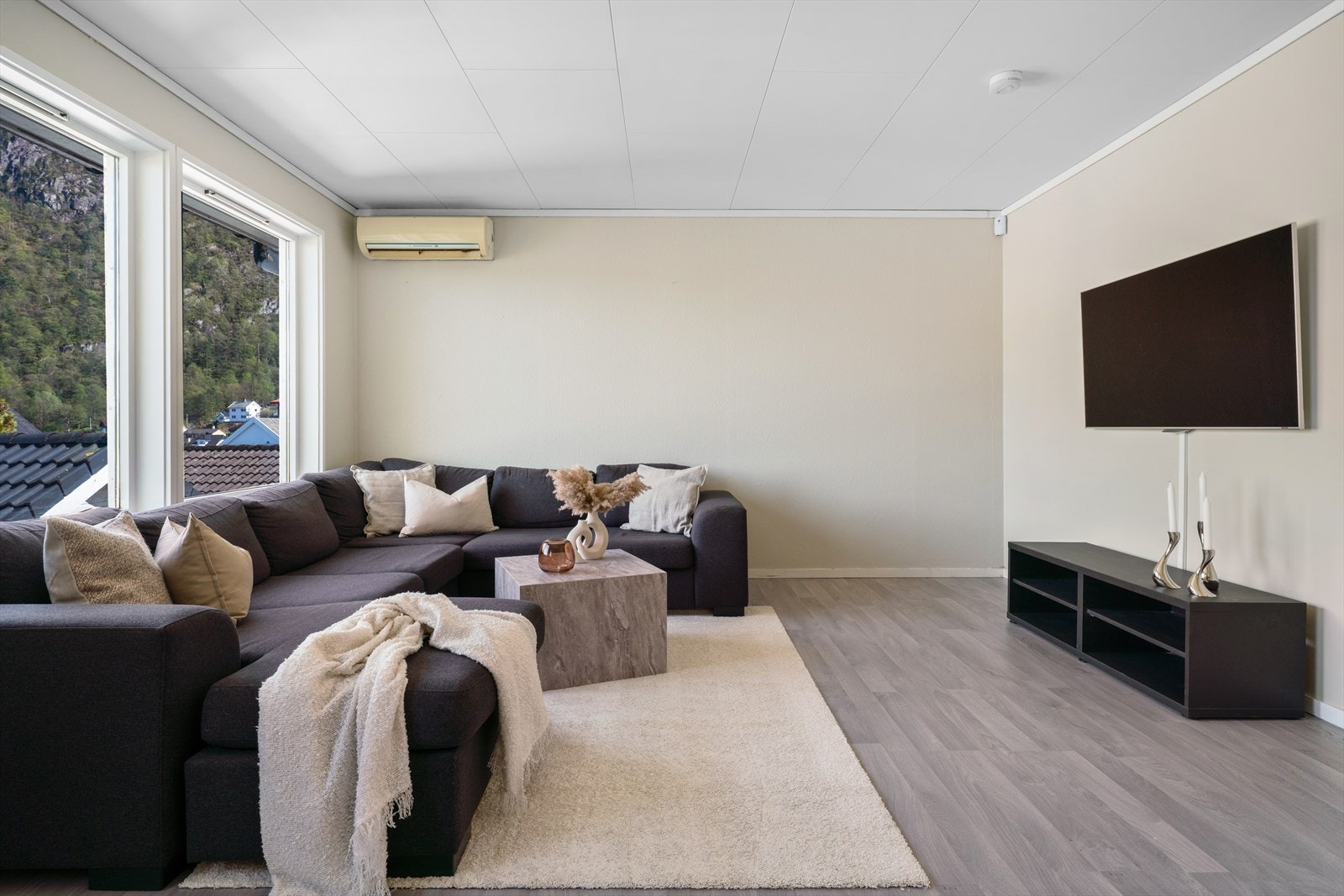 - Hovedetasjen måler 67m² og inneholder gang, stue, kjøkken, to soverom og bad - Galleribilde