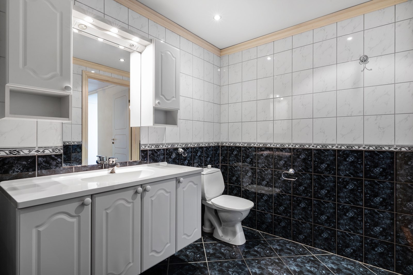 - Helfliset bad med behagelig varme i gulv - Galleribilde