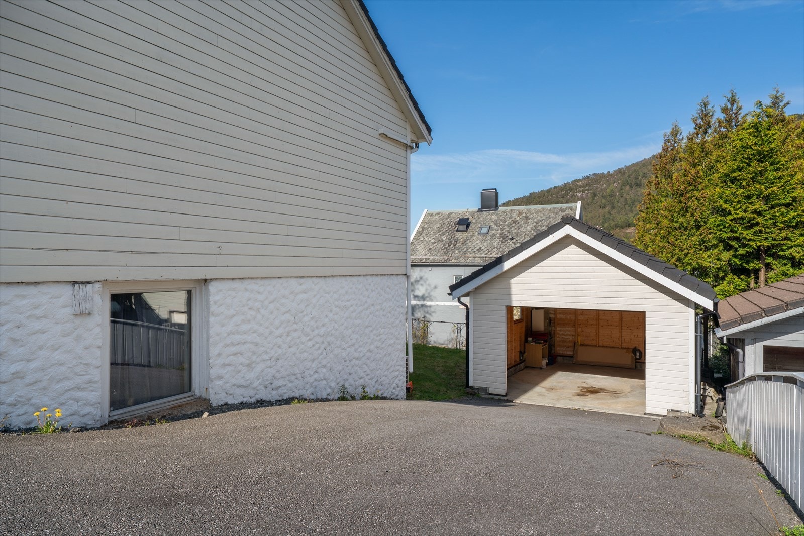 - I tillegg til garasje er det svært gode billoppstillingsplasser - Galleribilde