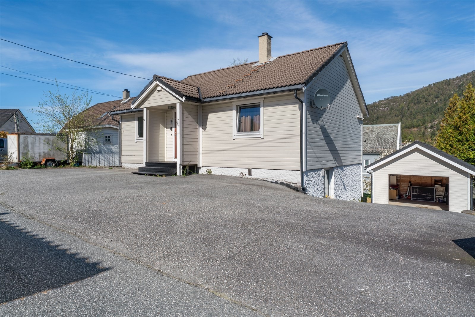 - I 2013/2014 ble garasjen oppført, og den måler 24m². Selger opplyser om 8 plasser utenom garasjen- Galleribilde