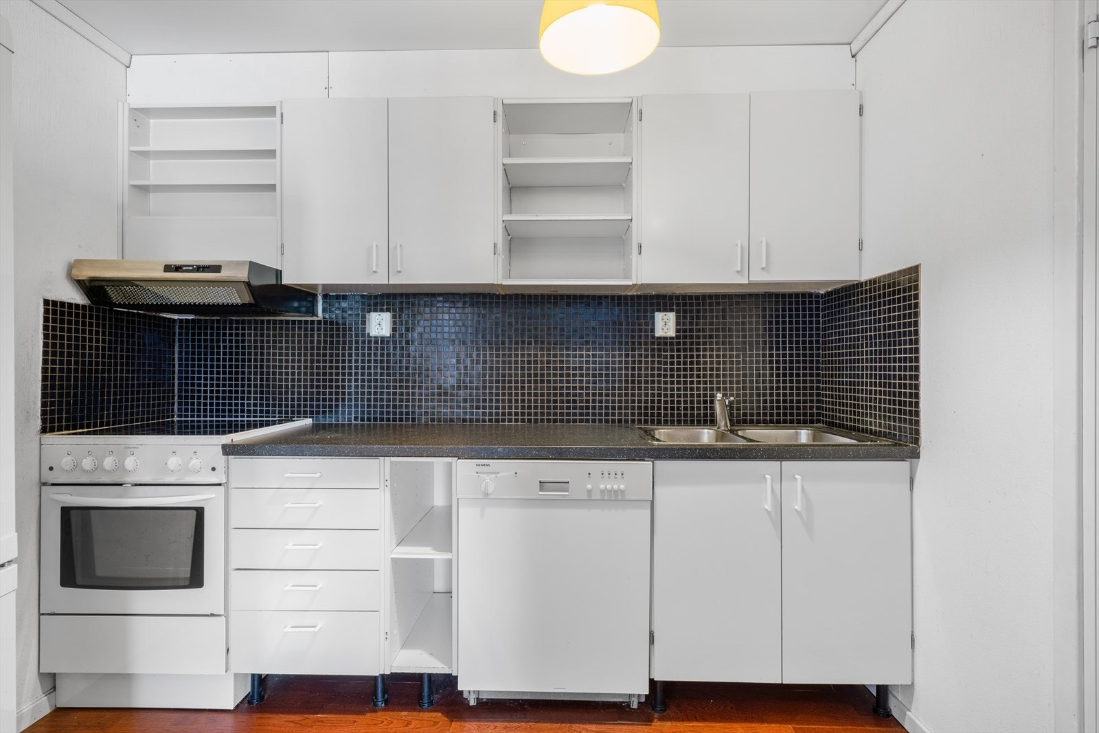 - Kjøkkeninnredning med slette fronter og benkeplate i laminat - Galleribilde