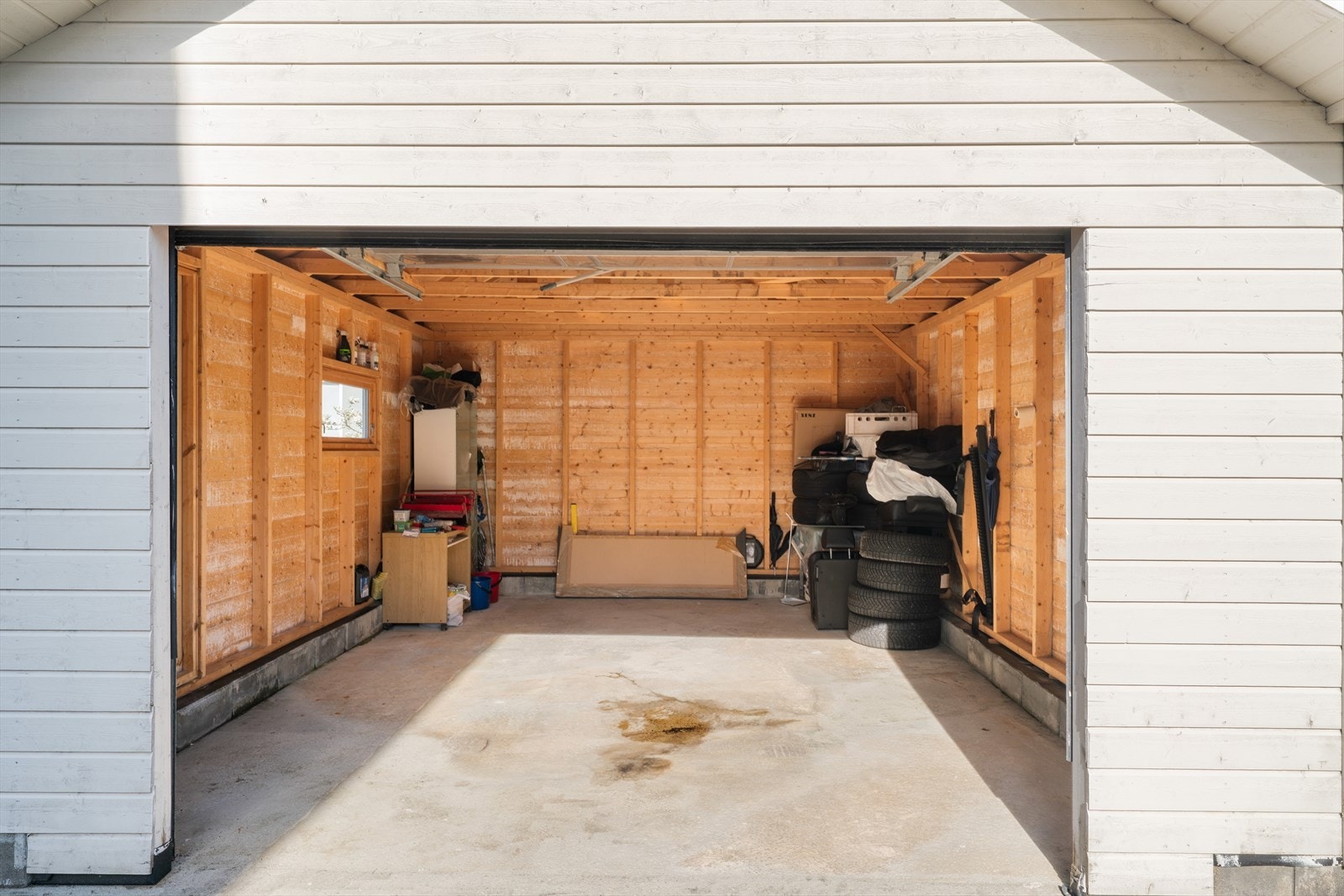 - I garasjen har du også mulighet til gode oppbevaring- og lagringsmuligheter - Galleribilde