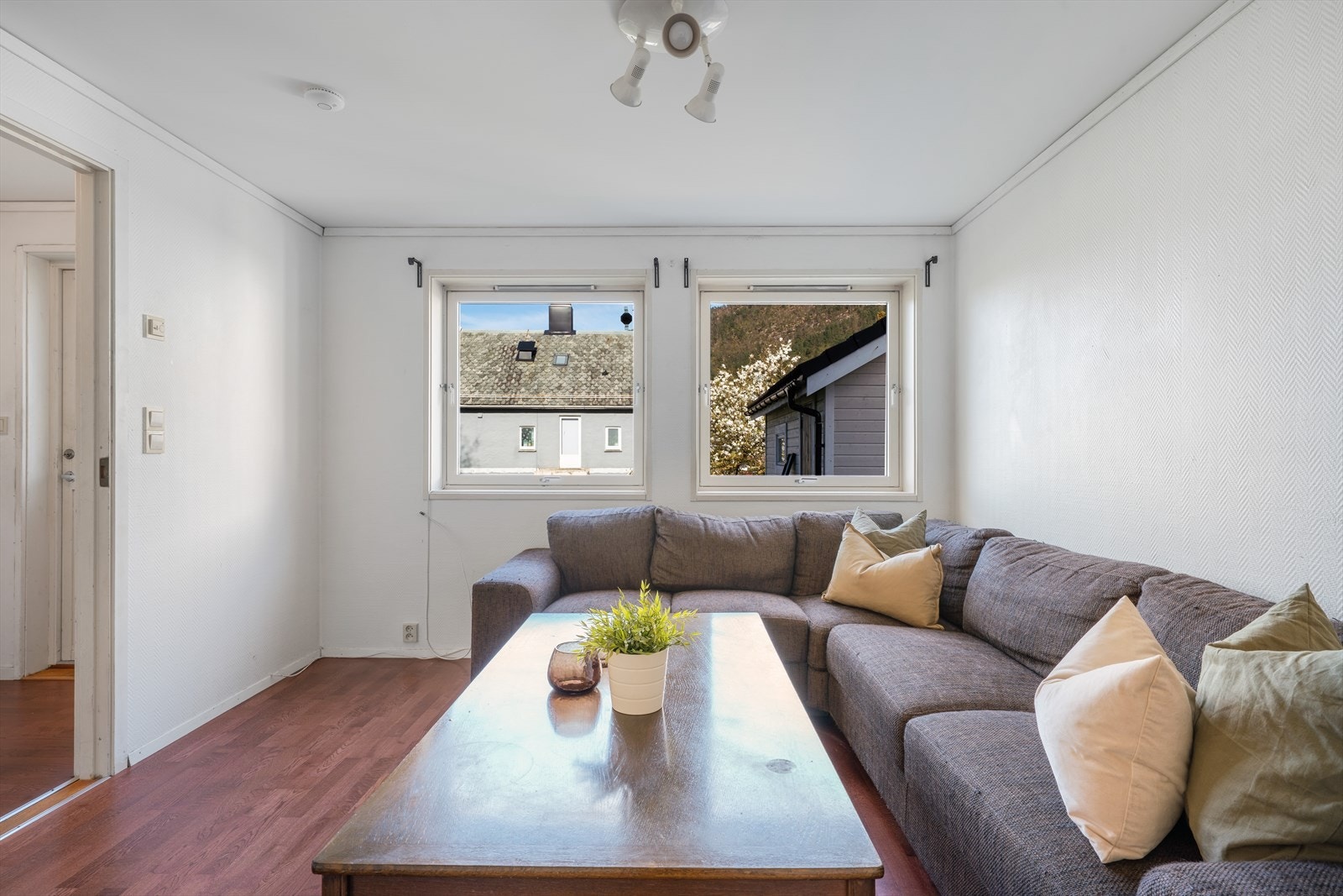 - Underetasjen måler 60m² og inneholder gang, stue, kjøkken, to soverom, bad og vaskerom (det ene soverommet er ikke godkjent for varig opphold iht. byggetegninger) - Galleribilde