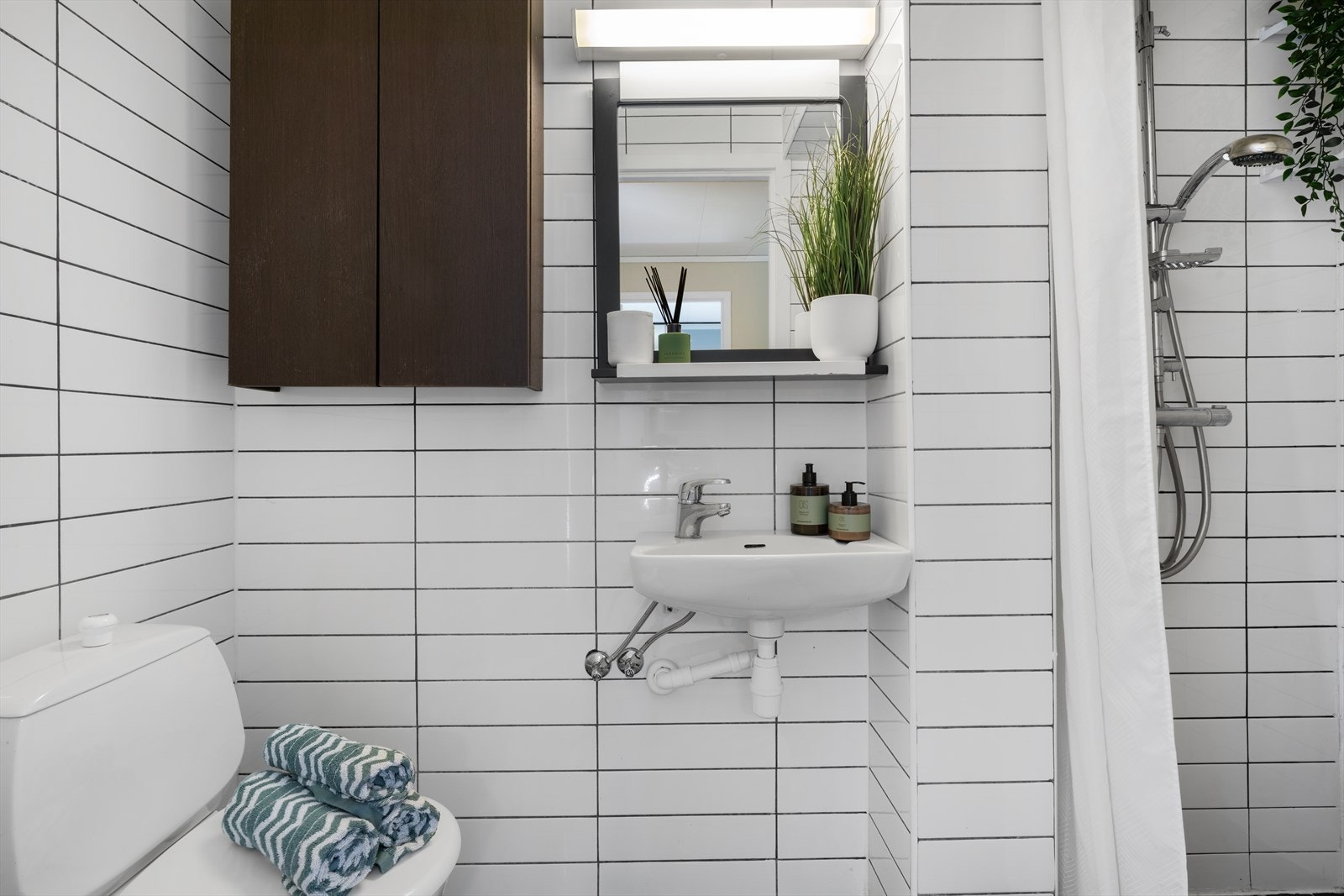 - Helfliset bad med behagelig varme i gulv. Oppgradert i 2012 - Galleribilde