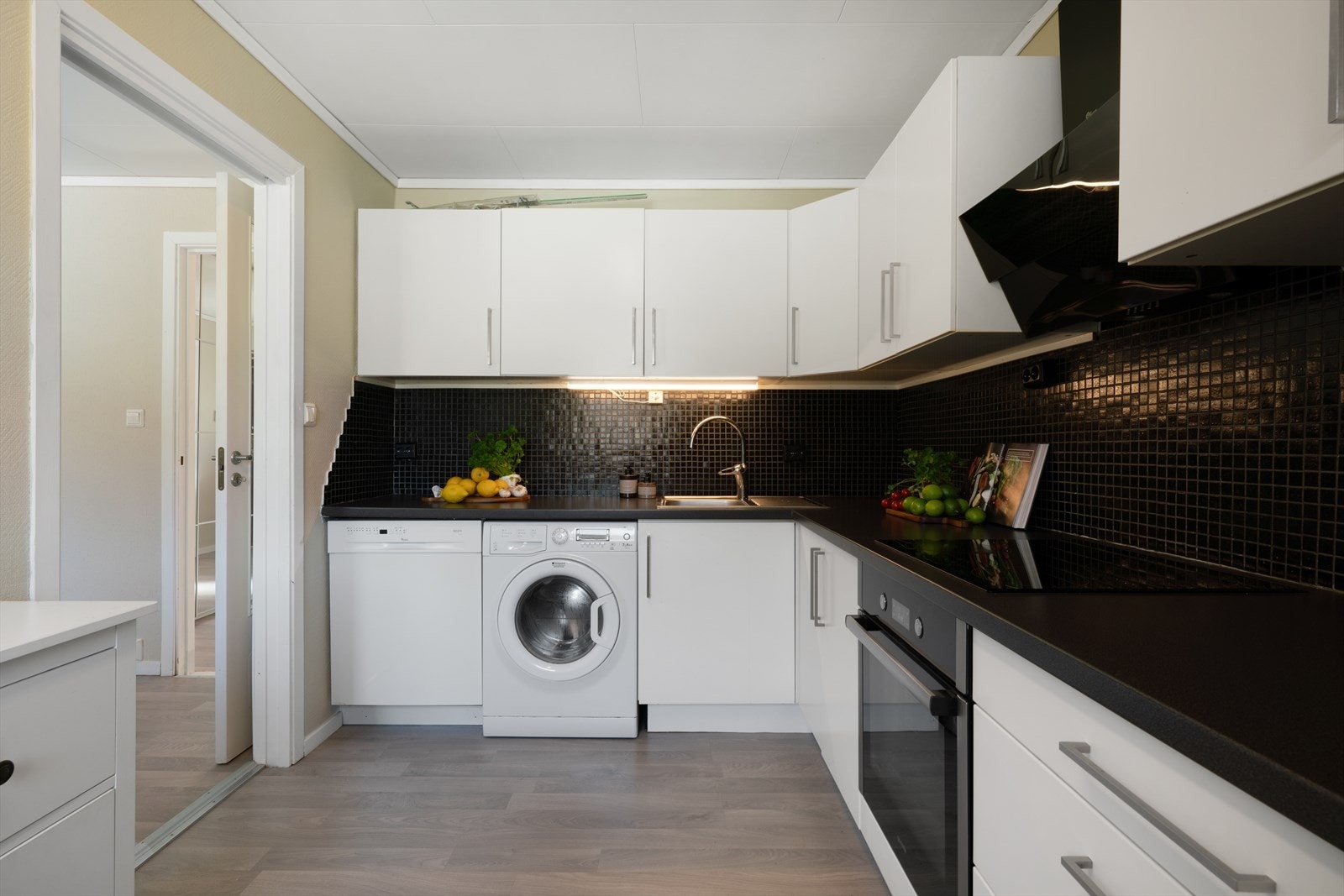 - Rikelig med skap- og benkeplass sørger for optimale arbeidsforhold for husets kokk - Galleribilde