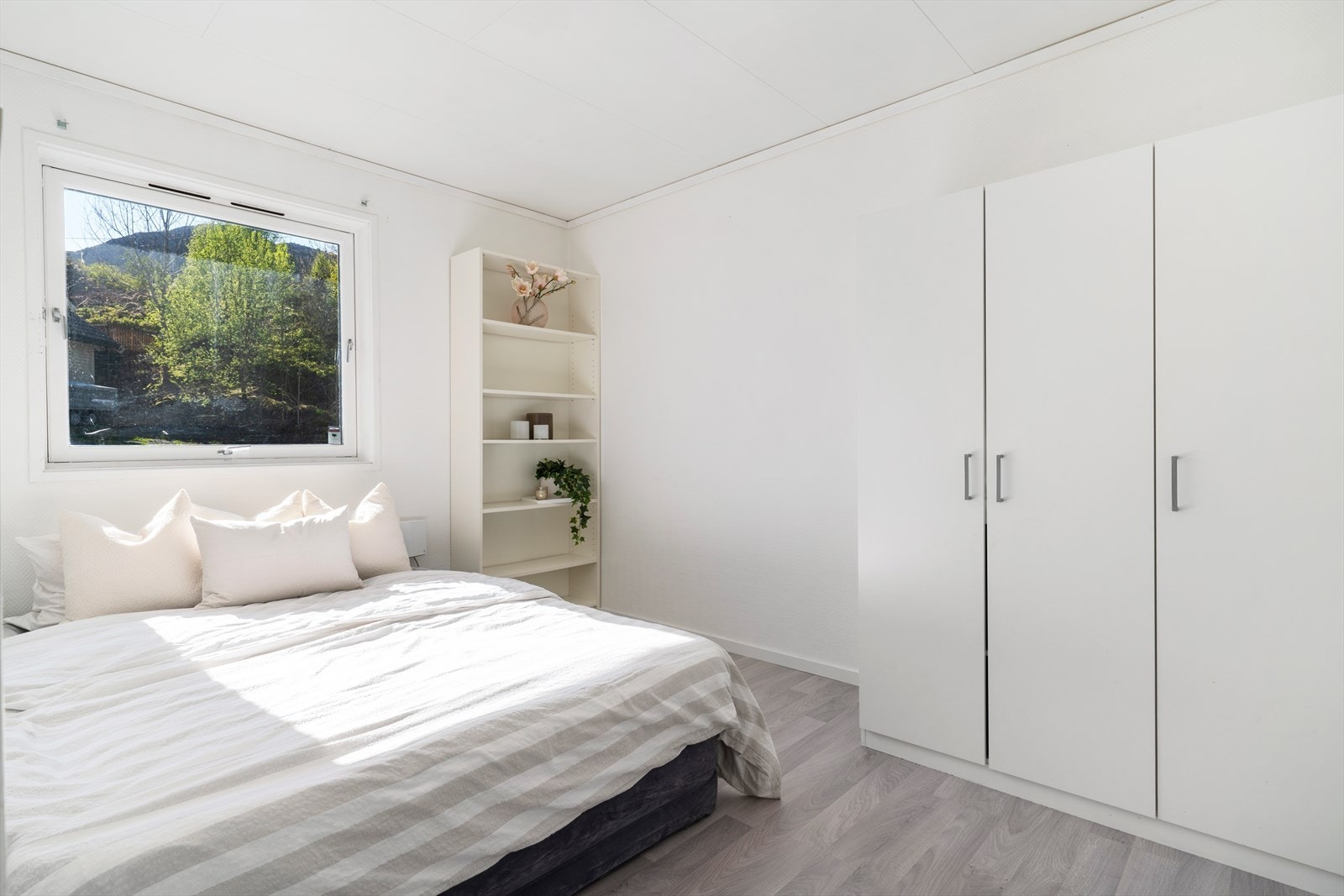 - Hovedetasjen sitt andre soverom i hovedetasjen byr på flotte overflater. Garderobeskap medfølger salget kostnadsfritt - Galleribilde