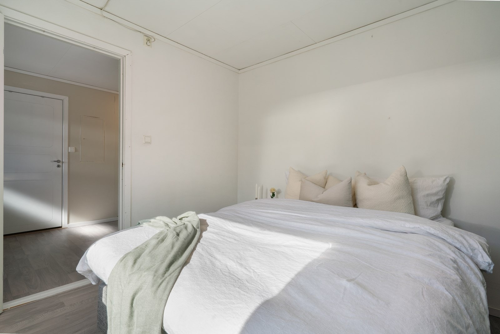 - Soverommene er malt i lyse og nøytrale farger, her kan du enkelt sette ditt eget preg - Galleribilde