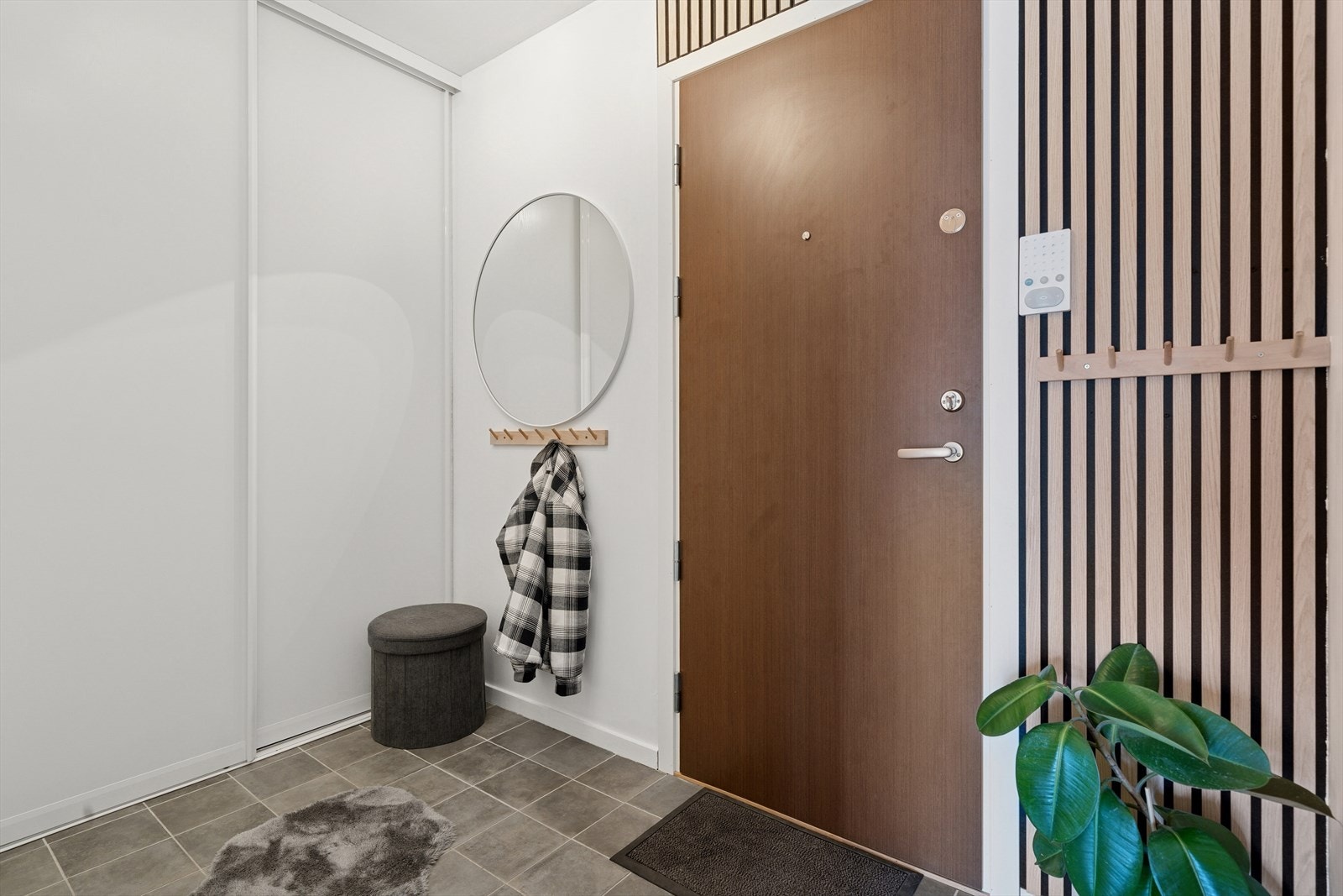 Gangen er stor med god lagringsplass. Her er det praktisk skyvedørsgarderobe. Det er callinganlegg. Galleribilde