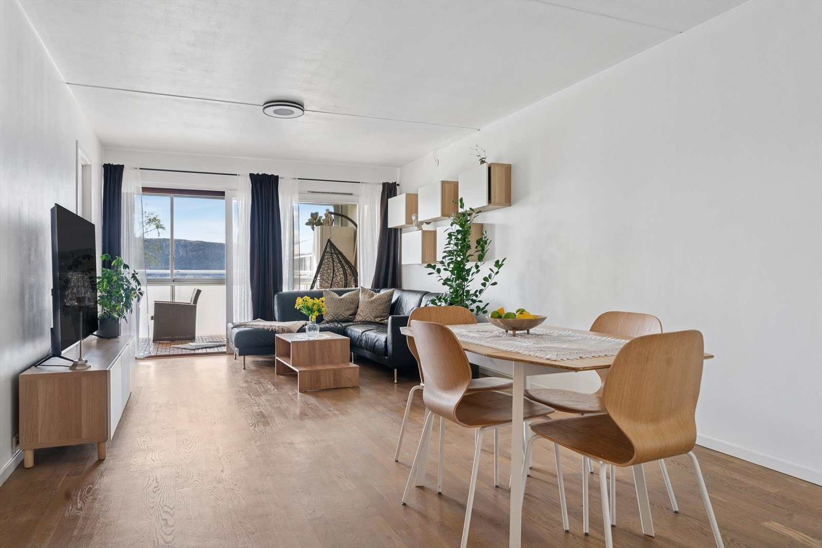 Stue med store vindusflater. Galleribilde