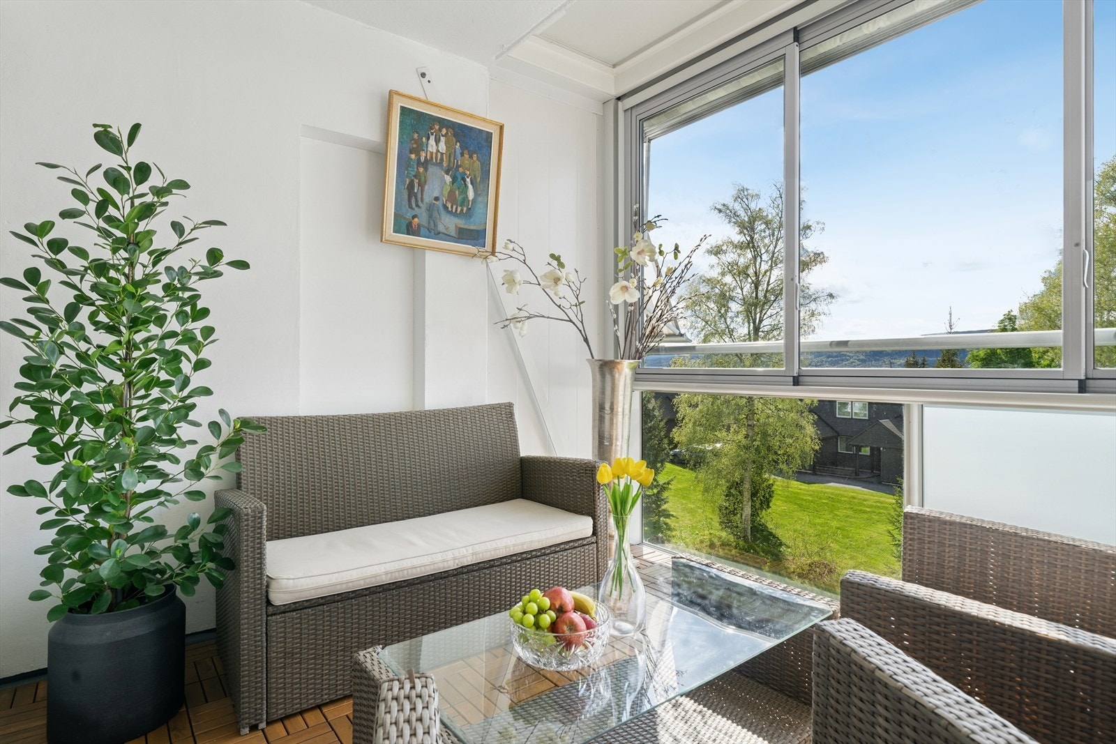 Balkong med usjenert og koselig sitteplass. Galleribilde