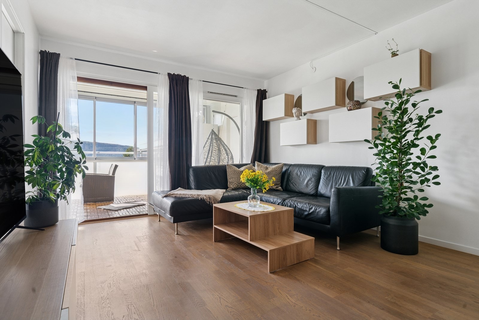 Stue er lys og og pen med utgang til fin innglasset balkong på ca. 15 kvm. Galleribilde