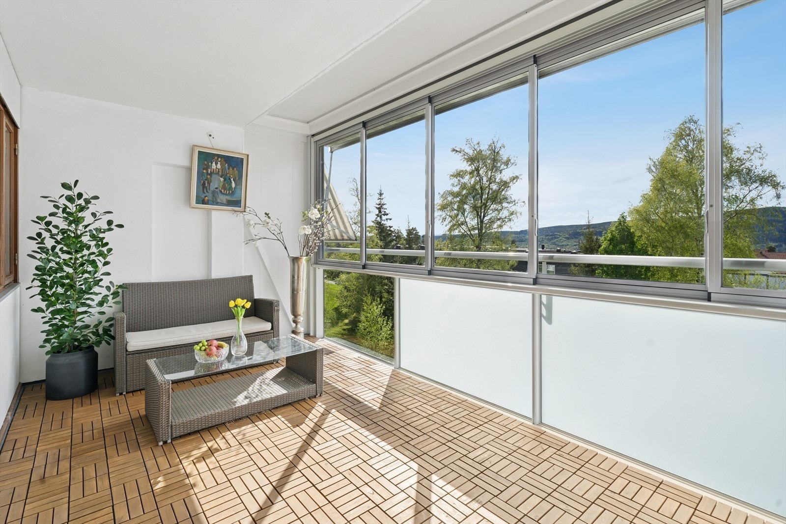 Balkongen har skyvevinduer, her kan man skyve alle vinduene til siden og slippe sommeren inn! Galleribilde