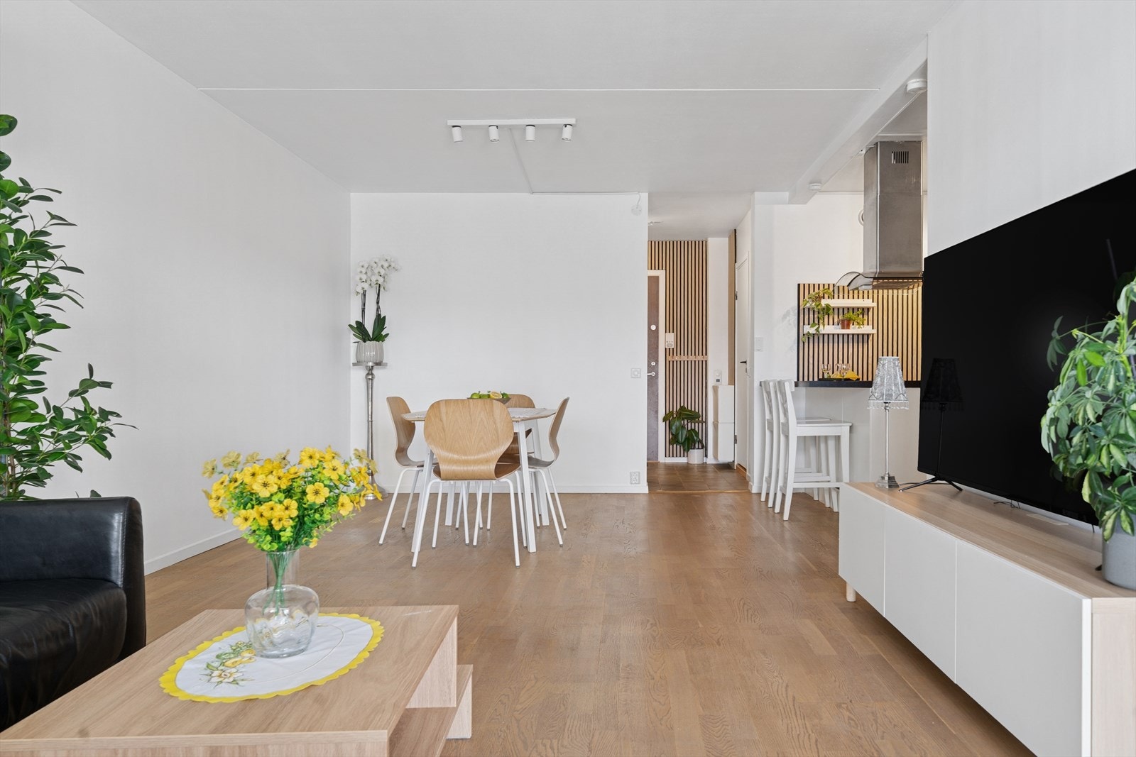 Kjøkken har åpen kjøkkenløsning mot stue/spisestue. Galleribilde