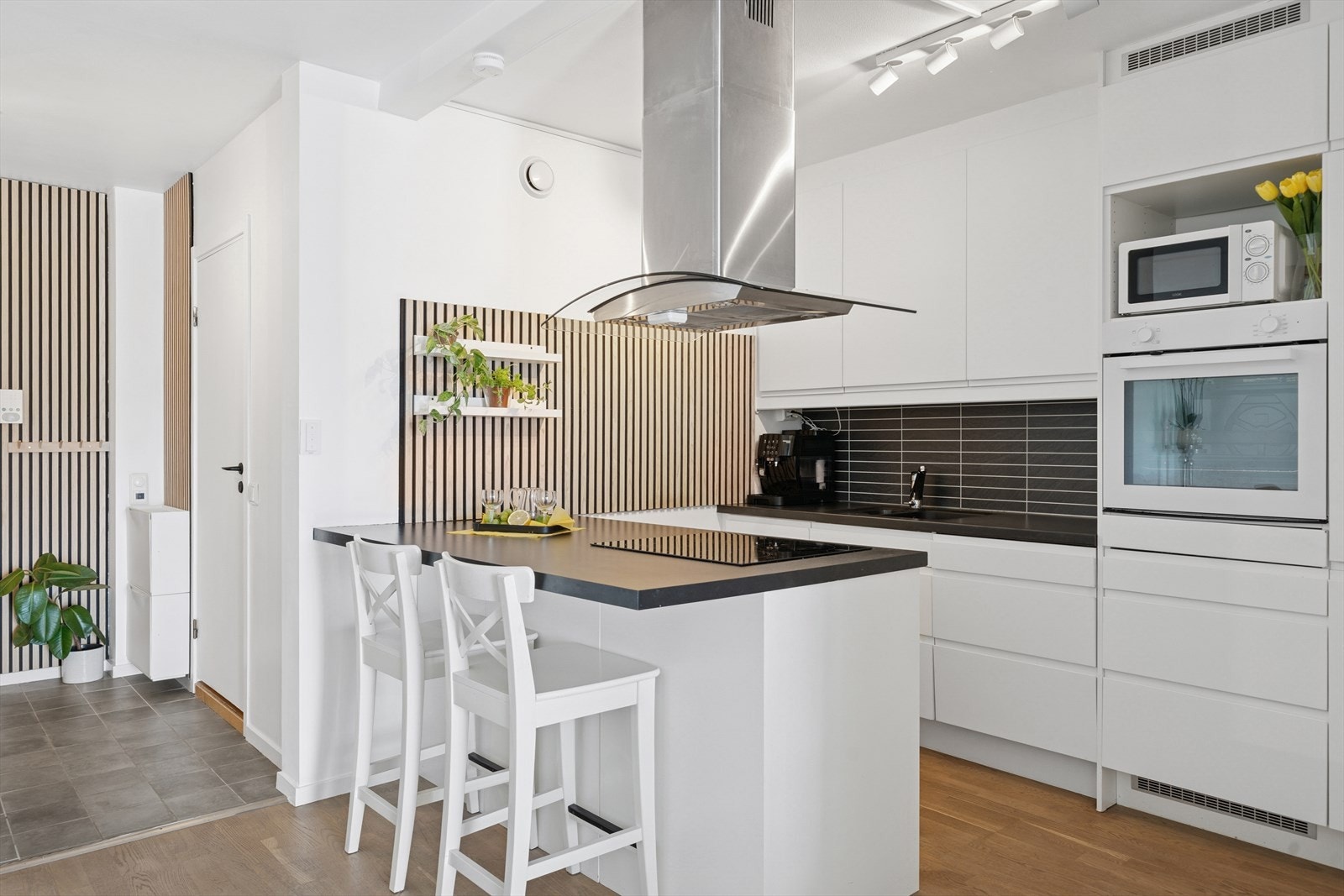 Meget lyst og pent kjøkken Galleribilde