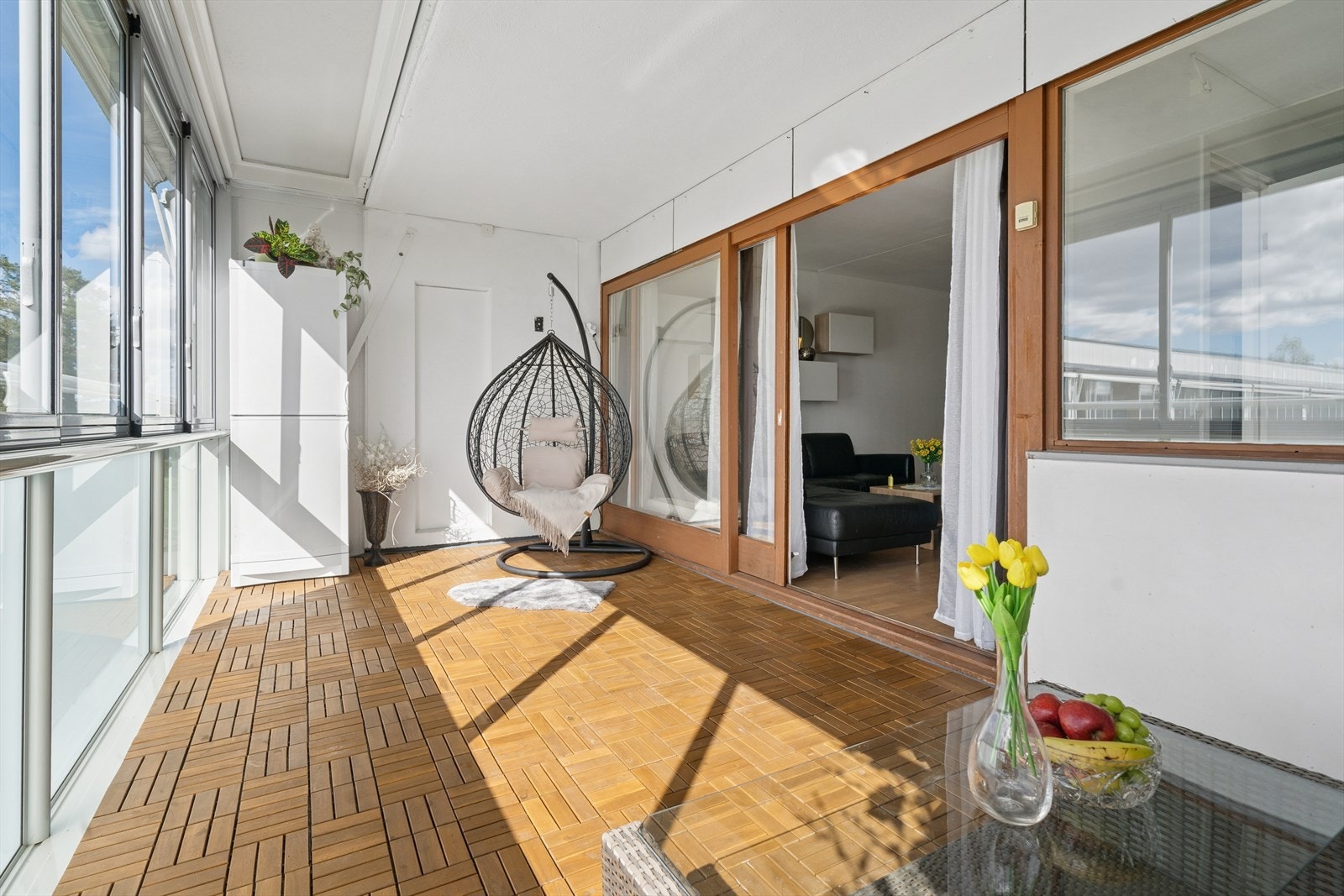 Romslig balkong med skyvevinduer. Her kan man innrede etter eget ønske og behov. Galleribilde