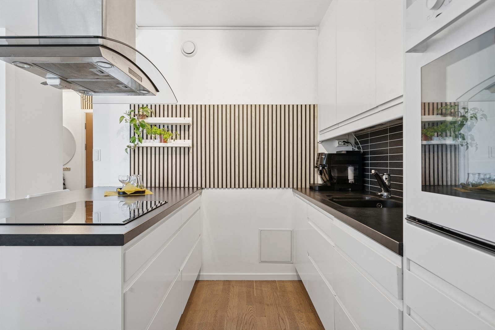 Kjøkken med mye benk-og skapplass. Galleribilde