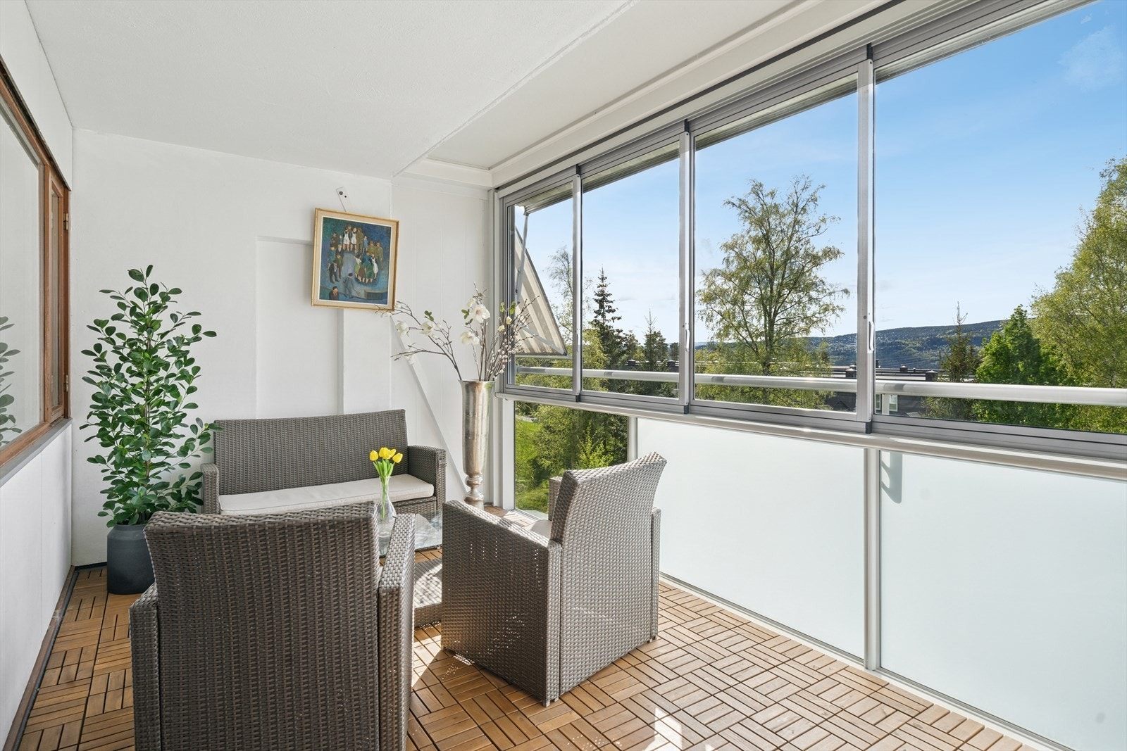 Balkongen har pent terrassegulv. Galleribilde