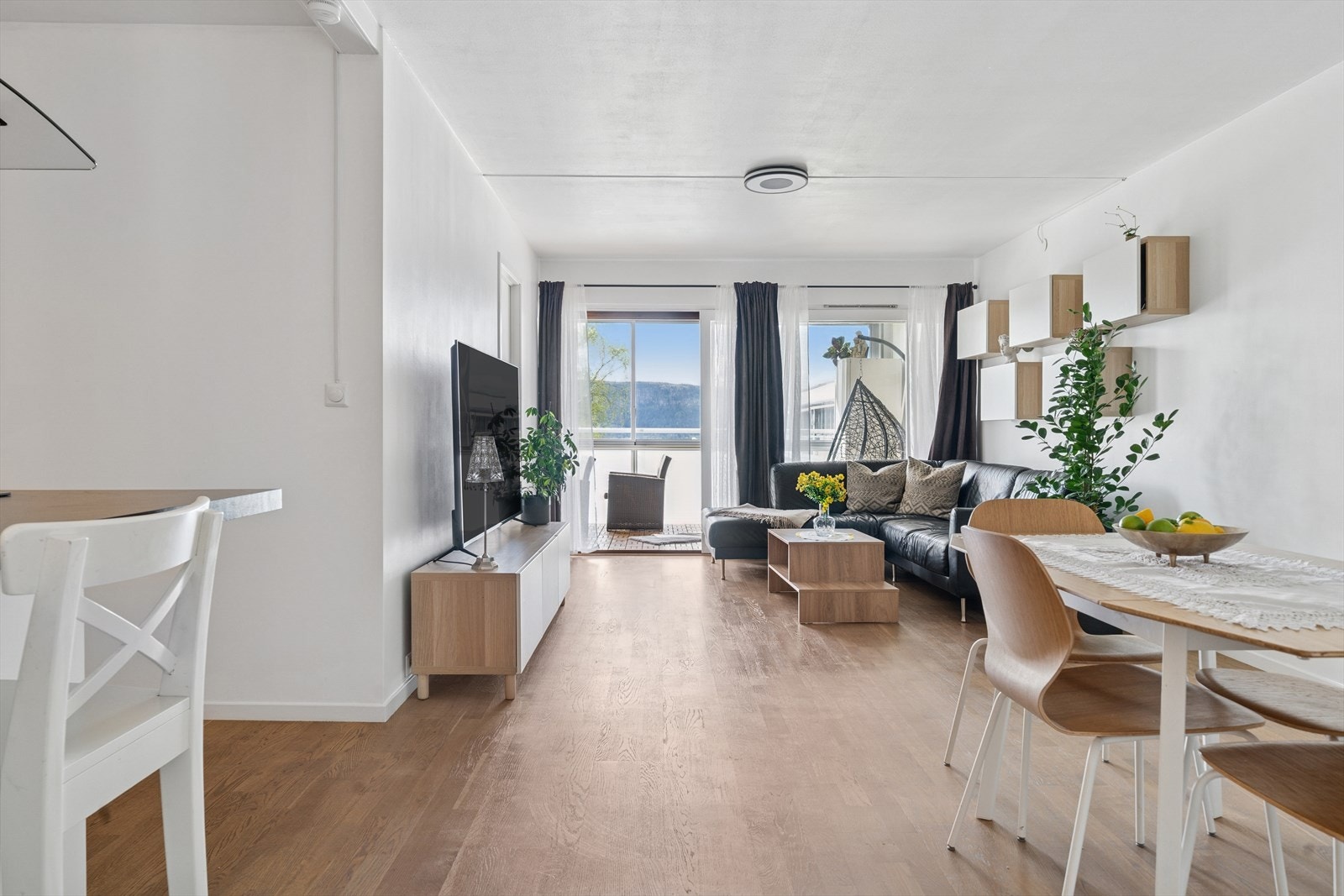 Lys og praktisk stue. Galleribilde