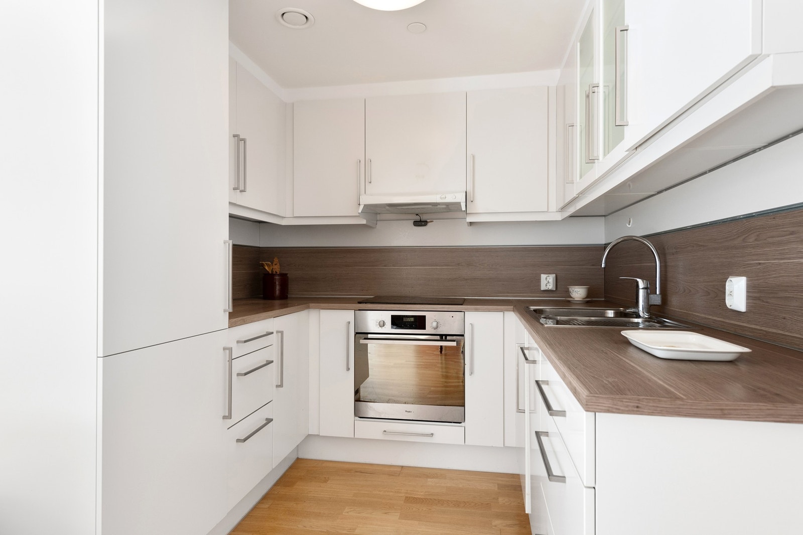 Flott kjøkken med integrert platetopp, komfyr, oppvaskmaskin og kjøl/frys Galleribilde