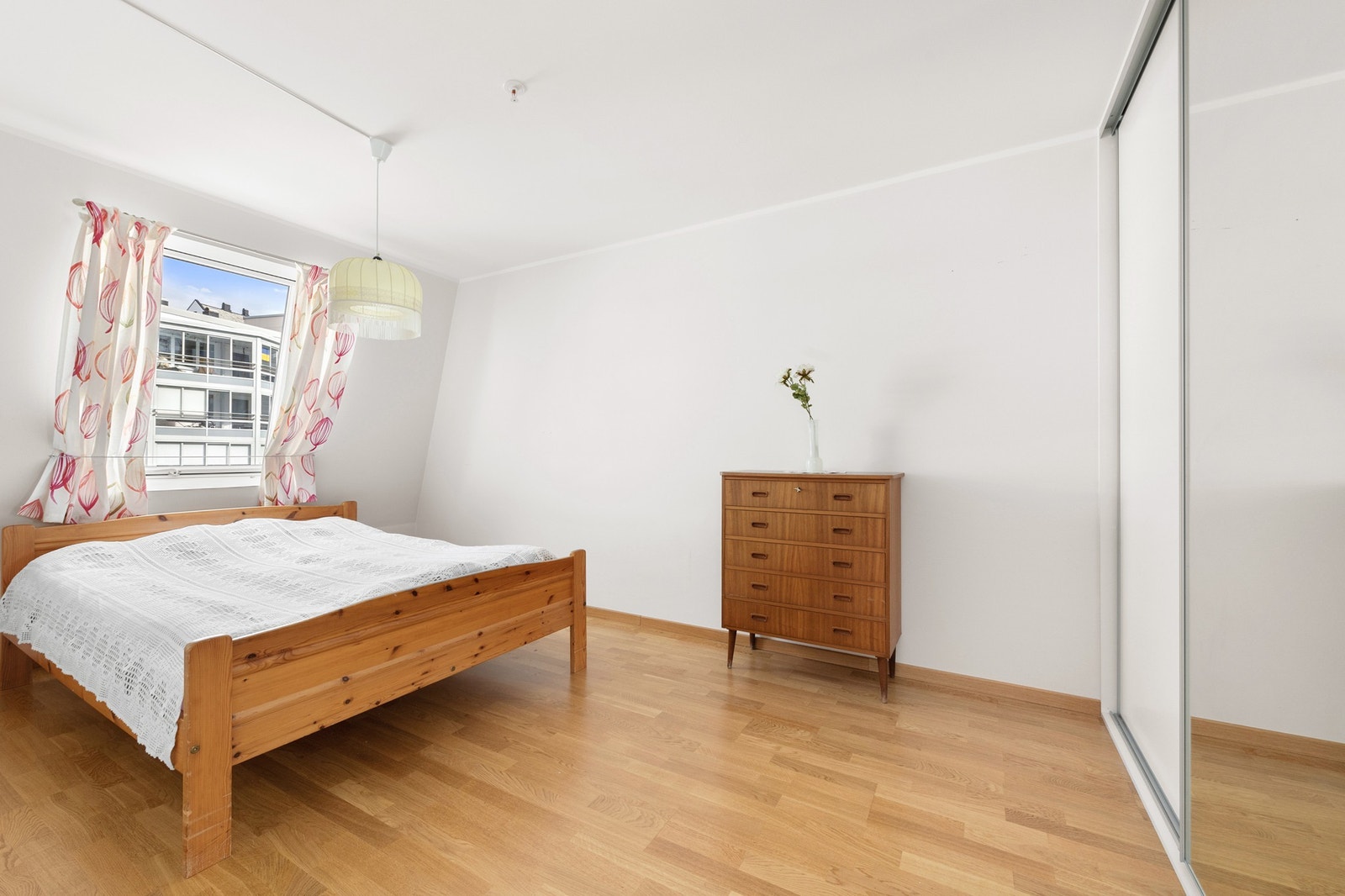 Soverom 1 med skyvedørsgarderobe Galleribilde