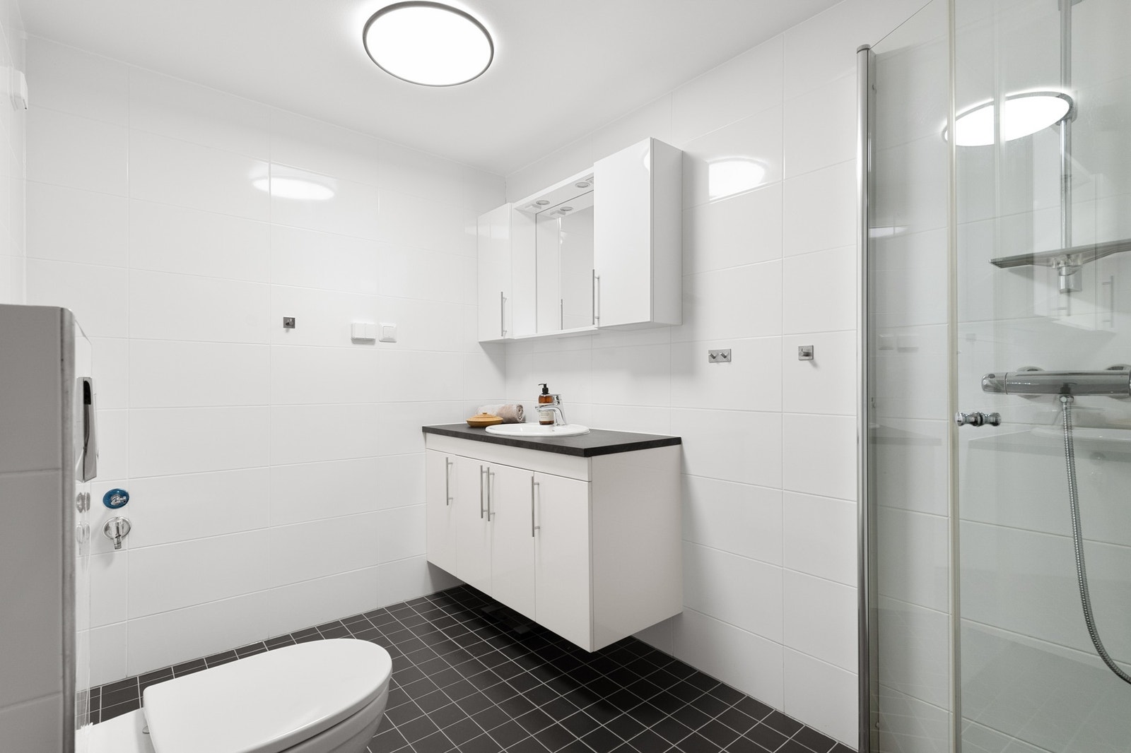 Flott flislagt bad med gulvvarme Galleribilde