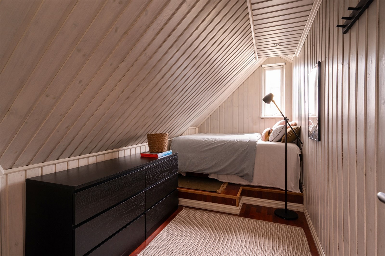 Fra hovedbadet er det adkomst til et disponibelt rom som i dag er innredet som soverom (byggemeldt som bod). Galleribilde