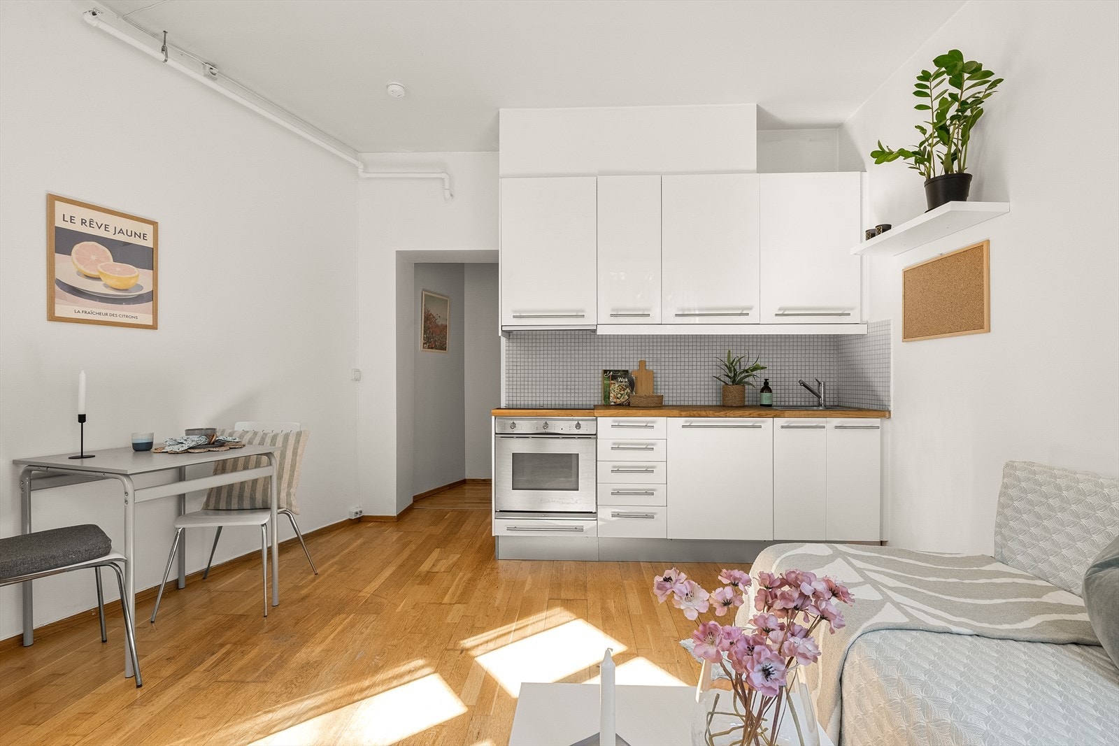 Integrerte hvitevarer som platetopp, stekeovn og kjøleskap samt avtrekksvifte med utkast til friluft. Galleribilde