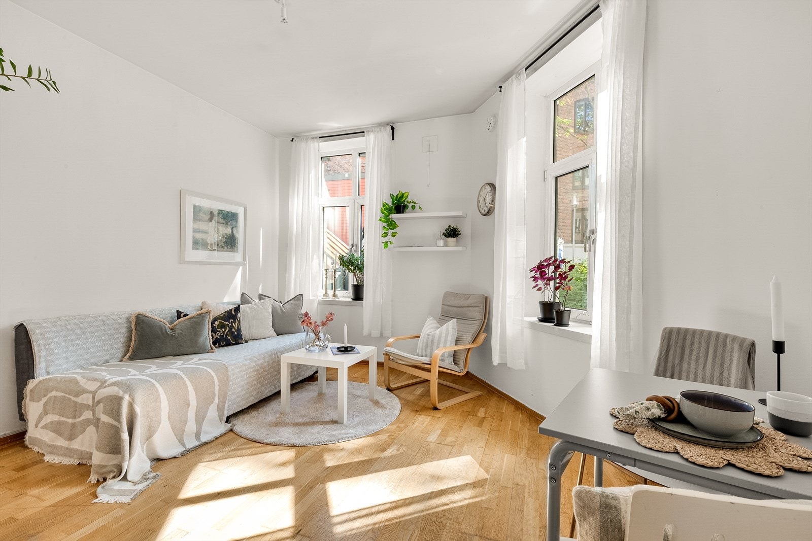 Lys og romslig stue med flere møbleringsmuligheter. Galleribilde