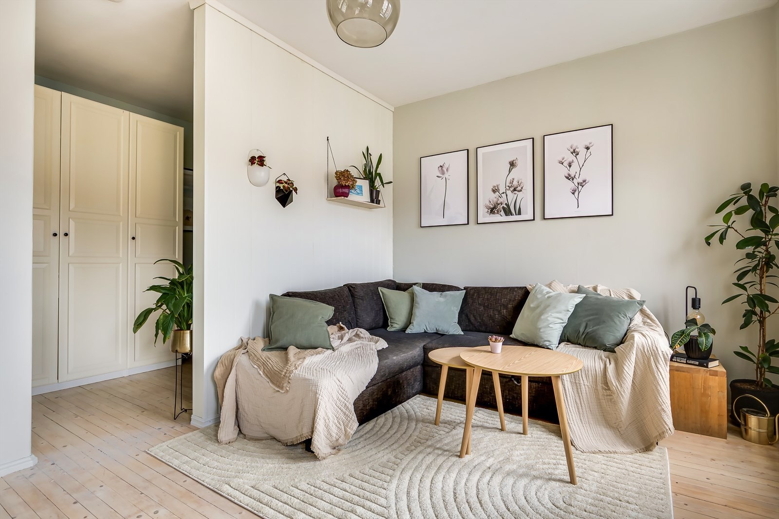Plassen er svært godt utnyttet med en praktisk sovealkove. Galleribilde
