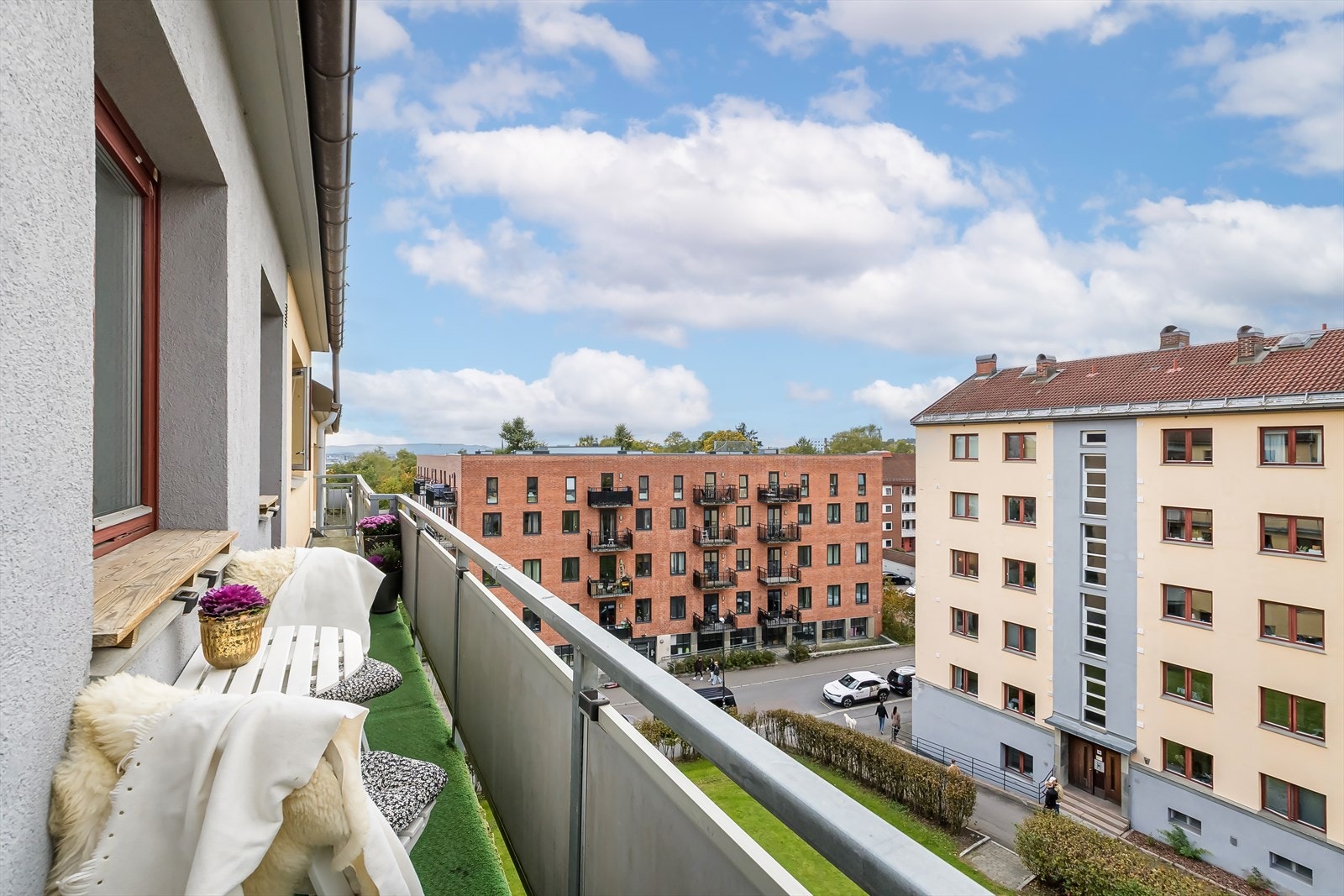 En lys og praktisk 1-roms andelsleilighet med sovealkove og brannbalkong Galleribilde