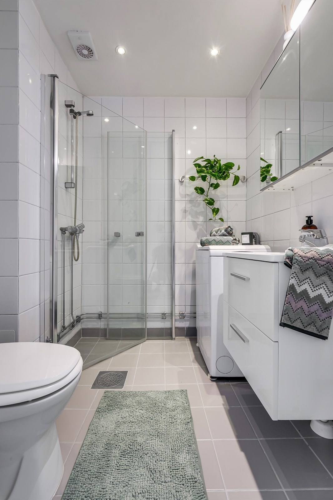 Badet har lyse, tidløse fliser, elektrisk gulvvarme og opplegg for vaskemaskin. Galleribilde