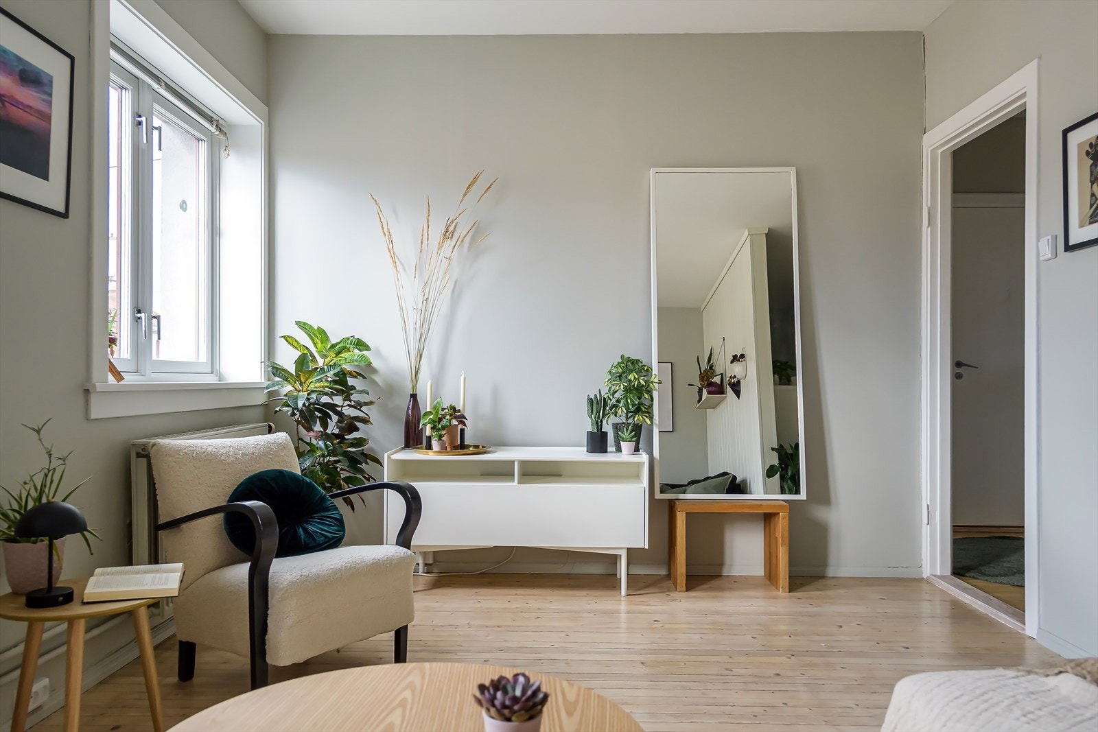 Overflatene er malt i en nydelig fargepalett, og gulvet er dekket med originale tregulv. Galleribilde