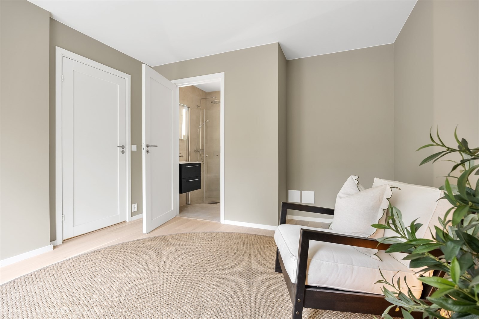 I underetasjen er det et romslig soverom med eget bad. Galleribilde