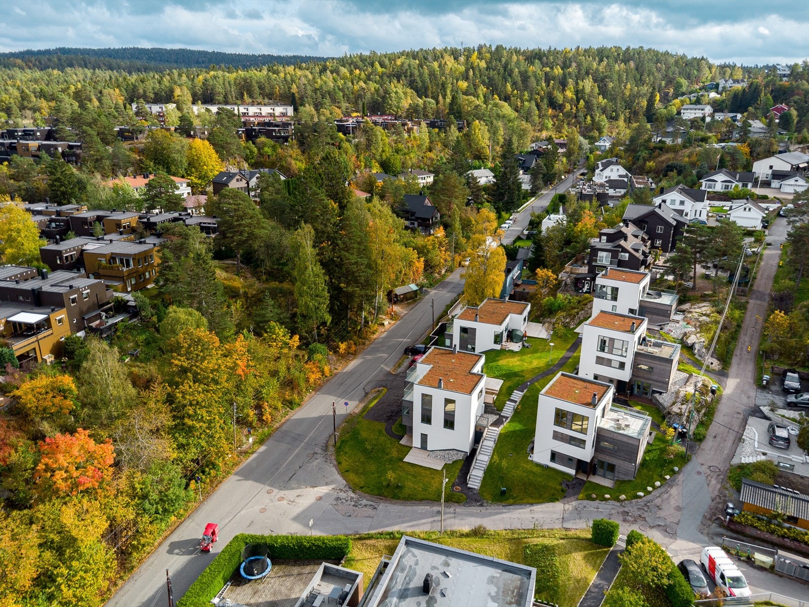 Eiendommen ligger i et attraktivt og familievennlig boligområde på Hellerud i Oslo. Galleribilde