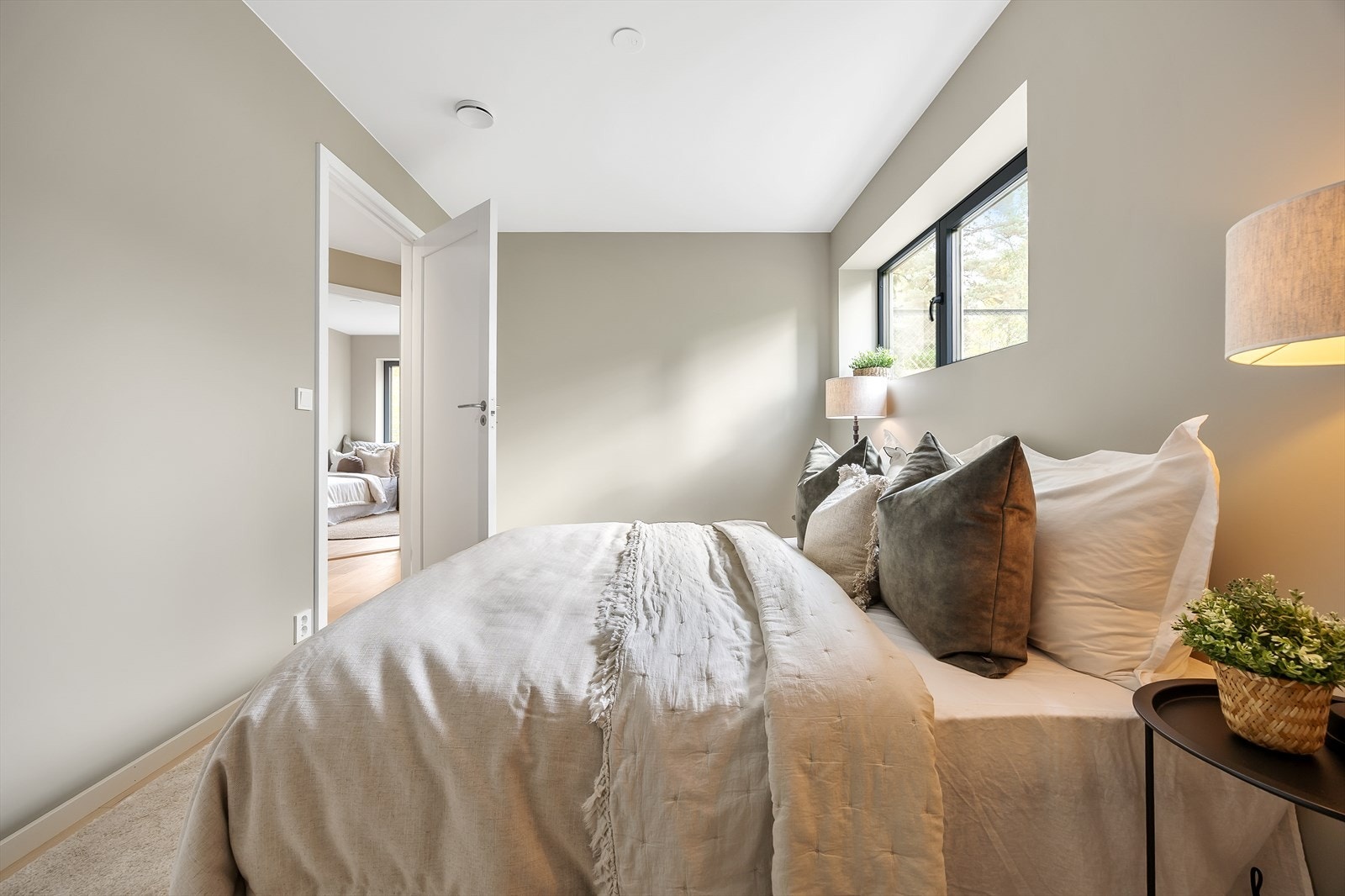 Boligens hovedsoverom er av god størrelse med plass til dobbeltseng og annet møblement. Galleribilde