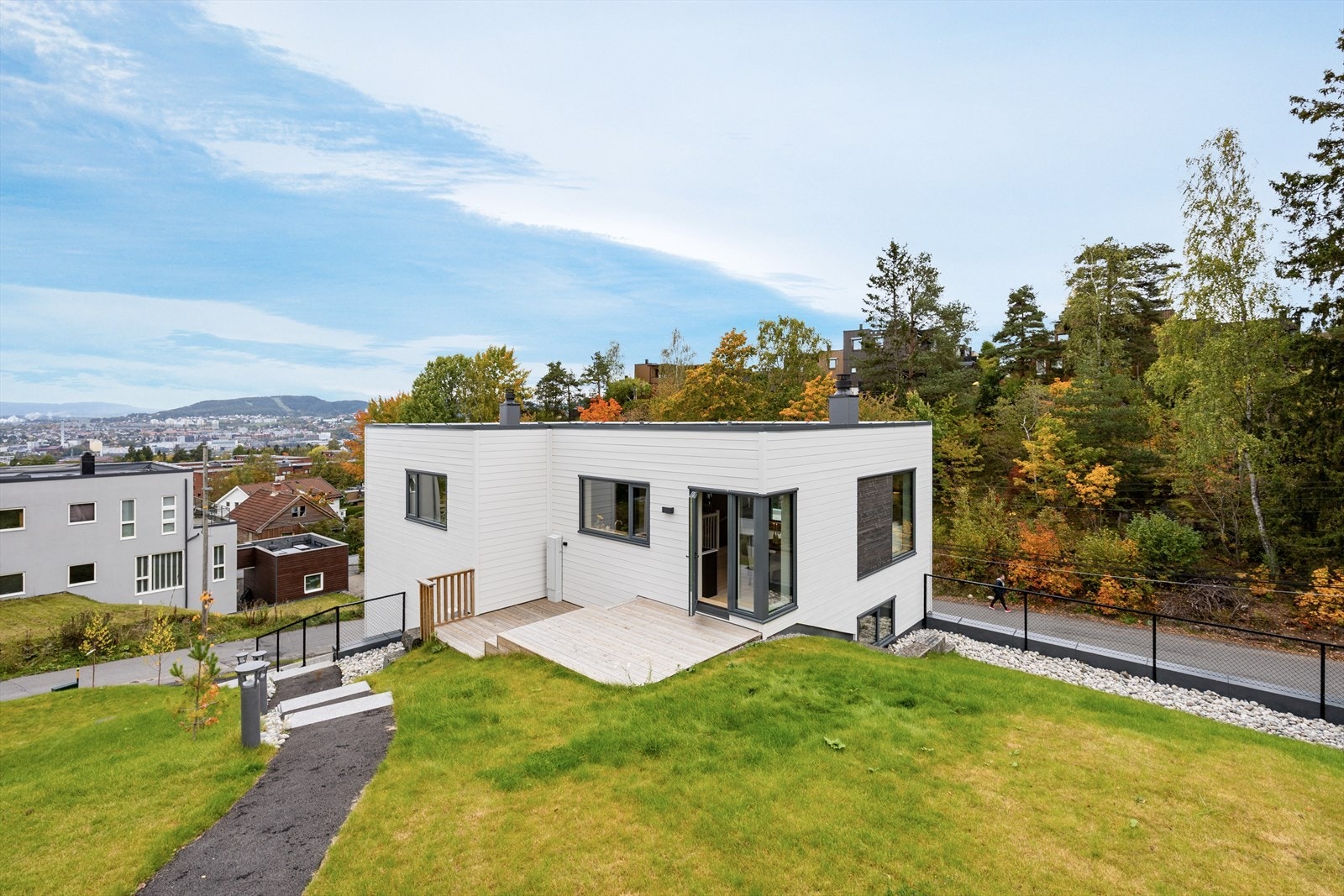 Boligen har eget uteareal som kun tilhører denne seksjonen, dette følger av bestemmelsene i vedlagte vedtekter med vedlegg. Hagepersellen for denne boligen er 75 kvm. Galleribilde