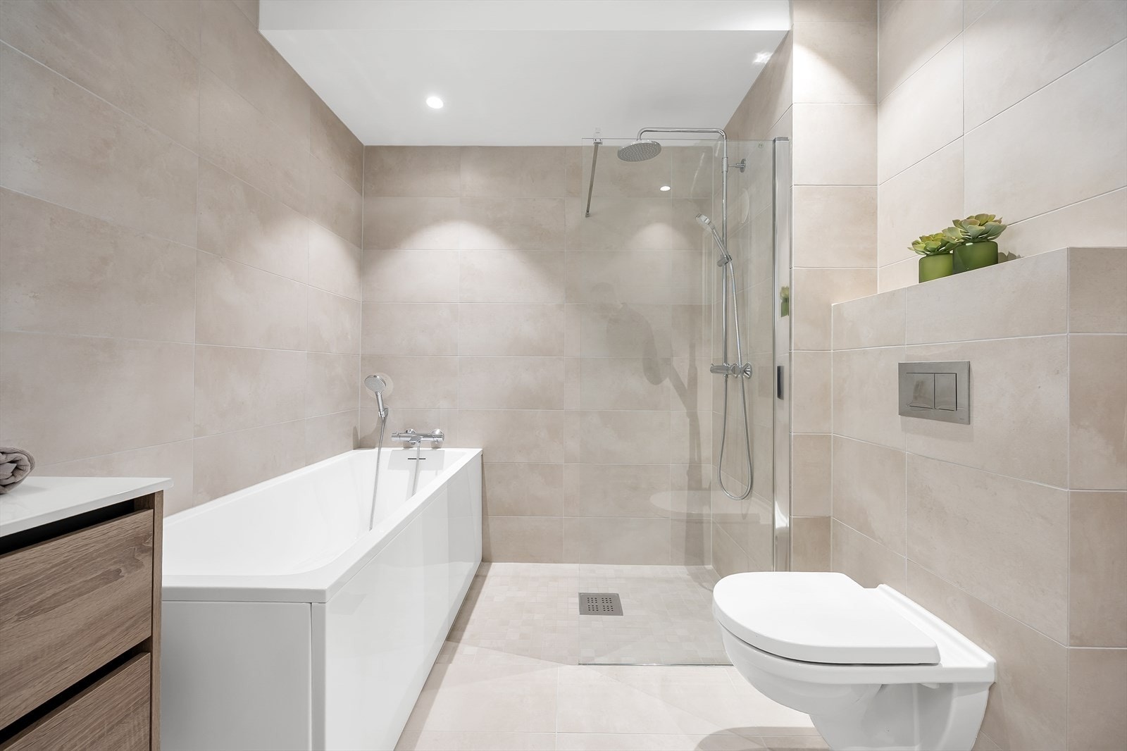 Her er det installert vegghengt WC med dempesete, servantinnredning fra Korsbakken, speil med integrert lys over servant, dusjvegger fra Viking bad med regnfallsdusj og hånddusj, samt badekar. Galleribilde