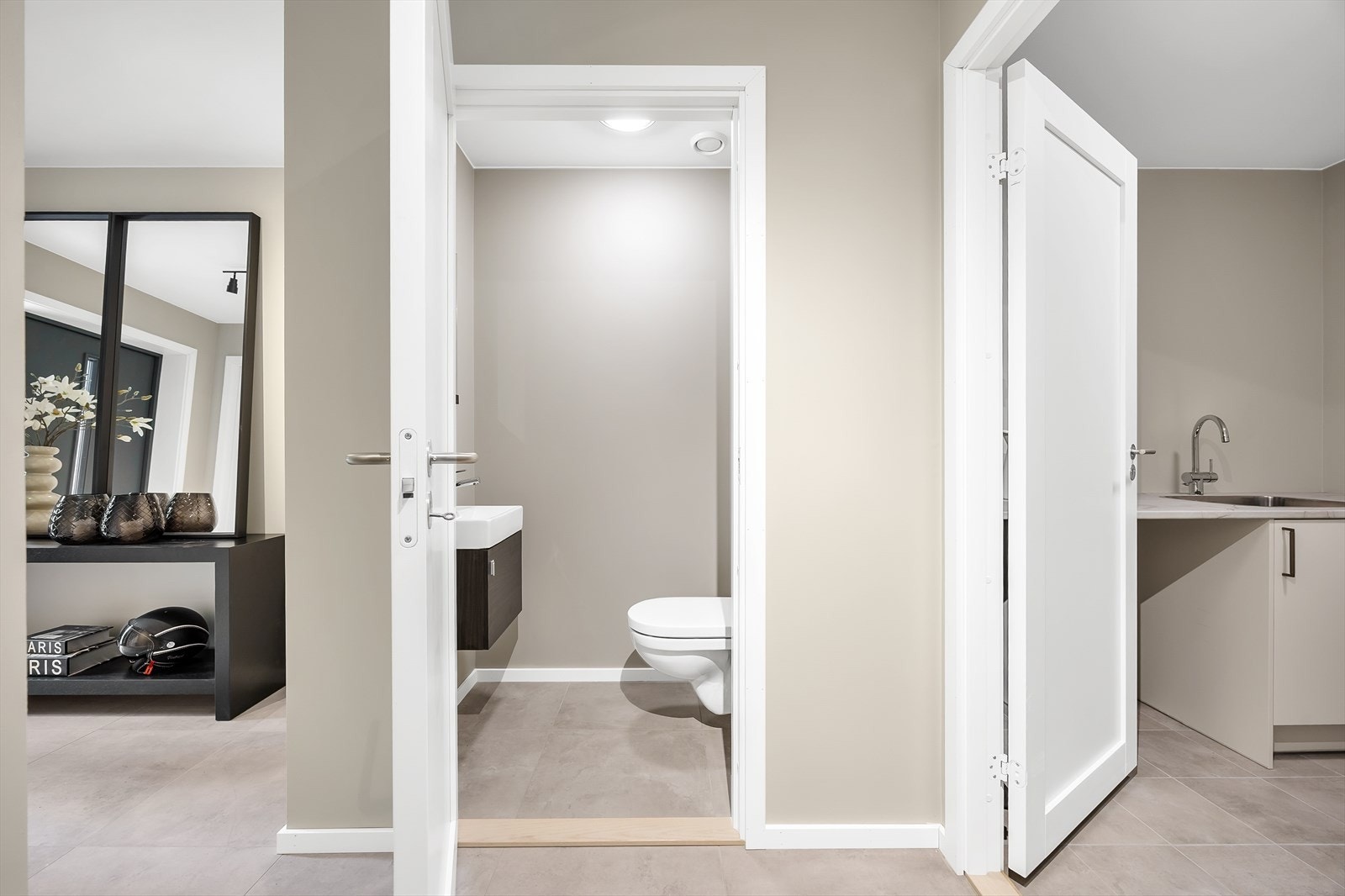 Fra entréen i underetasjen er det praktisk direkte adkomst til et gjestetoalett. Galleribilde