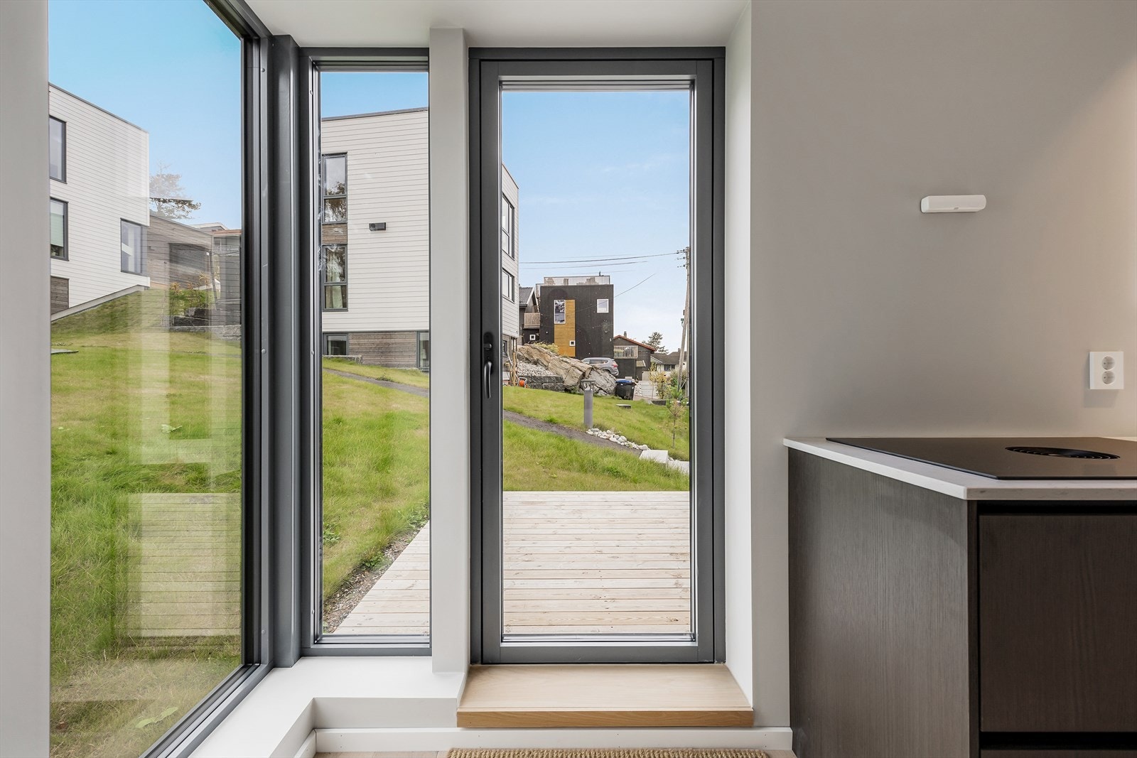 Fra kjøkkenet er det adkomst til en terrasseplatting. Galleribilde