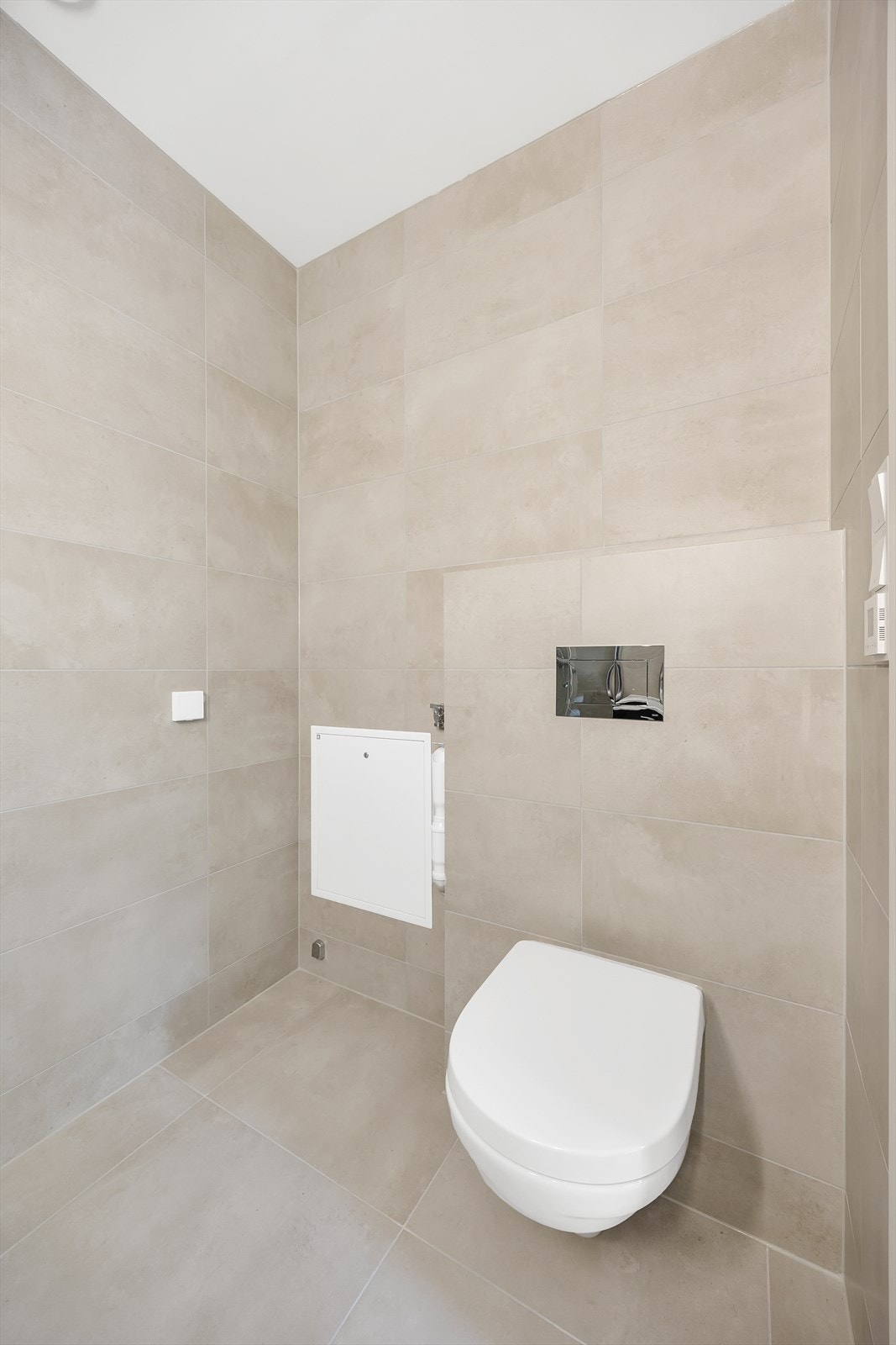 Badet er utstyrt med vegghengt WC med dempesete, servantinnredning fra Korsbakken, speil med integrert lys over servant, dusjvegger fra Viking bad med regnfallsdusj og hånddusj. Galleribilde