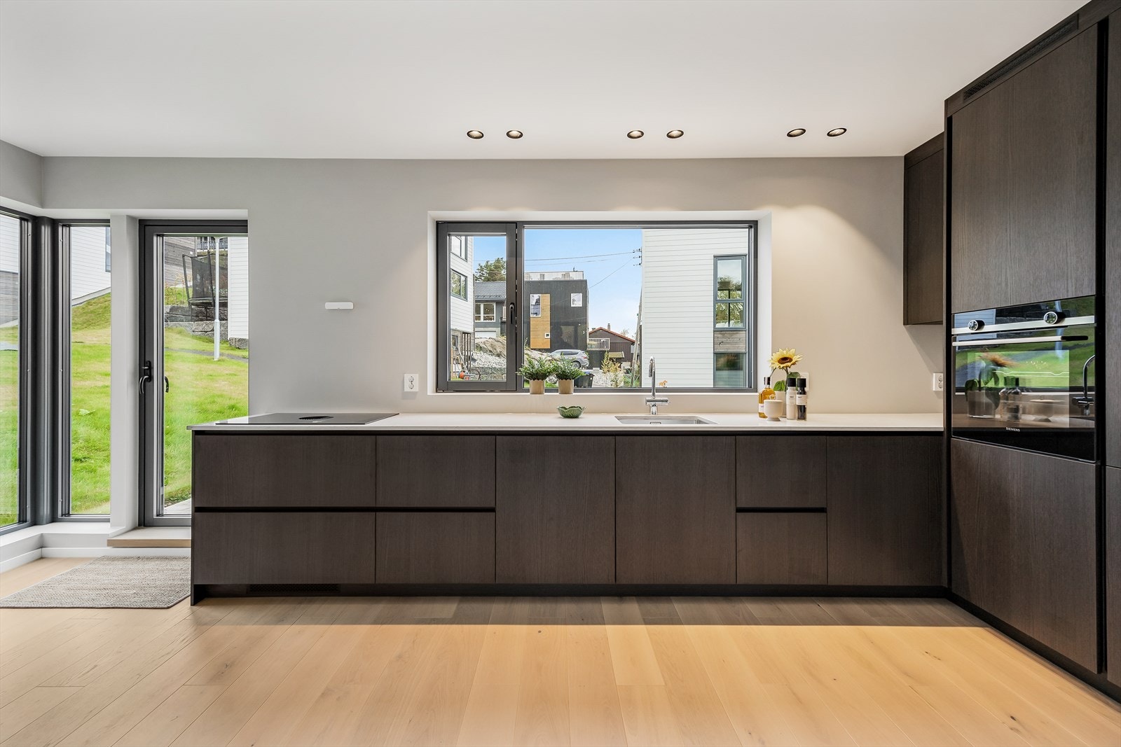 Hvitevarer fra Siemens som inkluderer platetopp med ventilator, innbygningsovn, helintegrert oppvaskmaskin og integrert kombiskap. Galleribilde