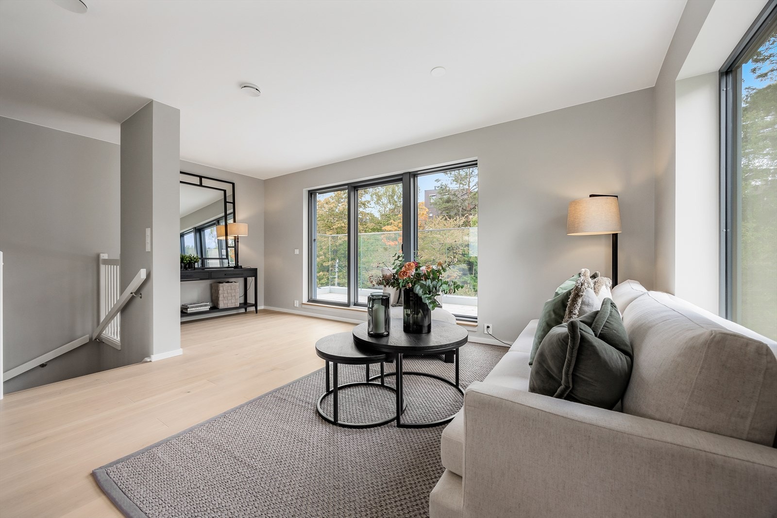 Her er det store vindusflater som bidrar til mye naturlig lysinnslipp i rommet. Galleribilde