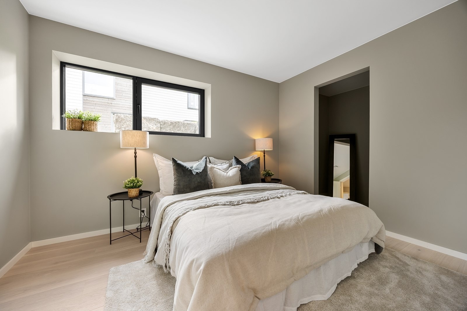 Boligens hovedsoverom er av god størrelse med plass til dobbeltseng og annet møblement. Galleribilde