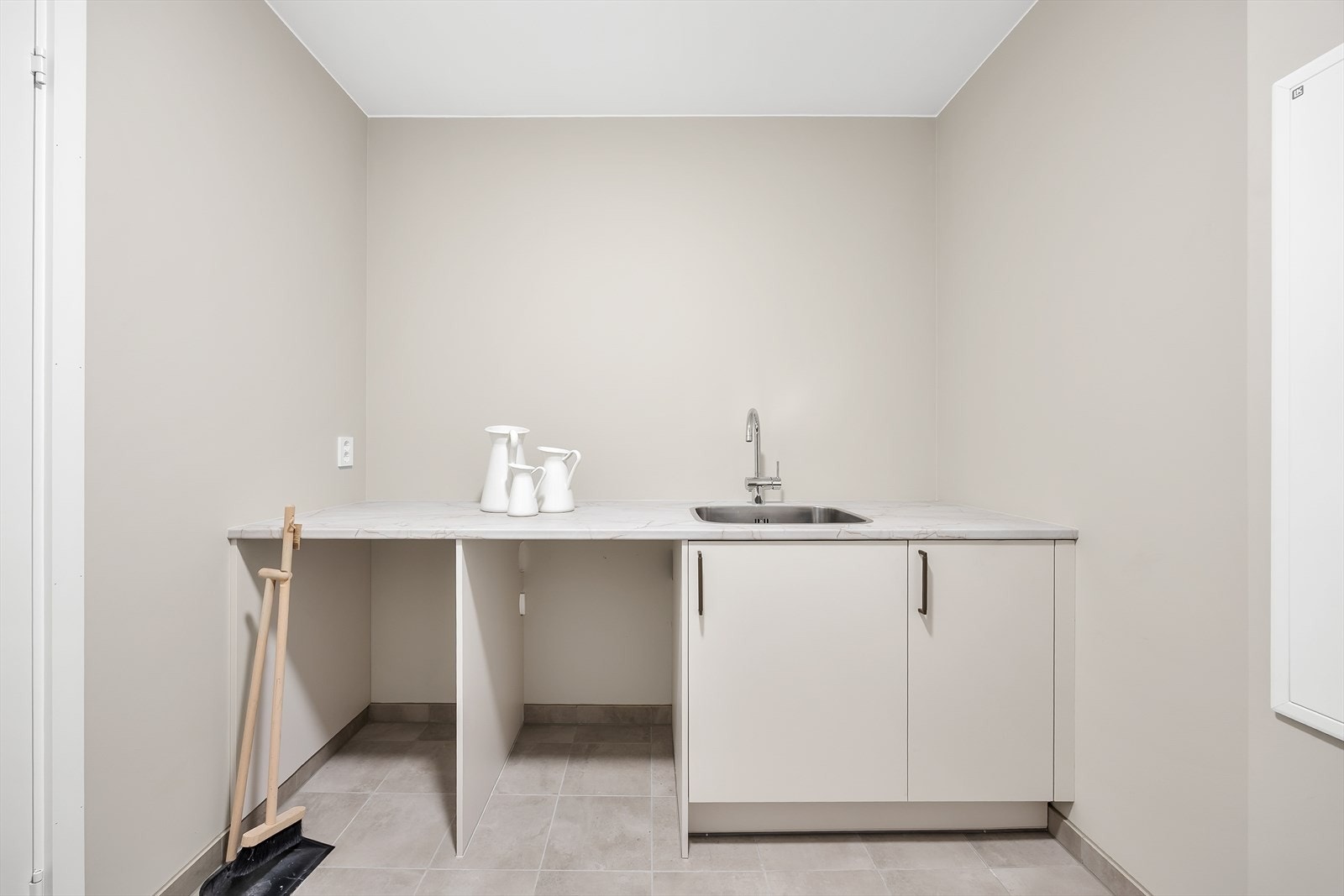 I underetasjen er det også et separat vaskerom/teknisk rom. Galleribilde