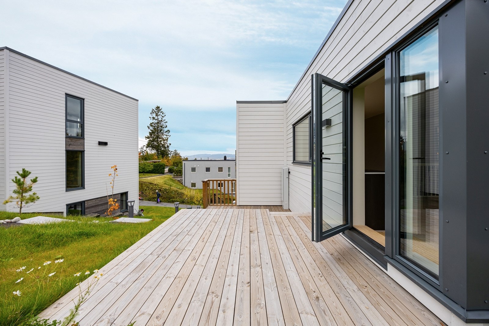 Plattingen er på ca. 18,4 kvm. og vender inn mot fellesområde. Galleribilde